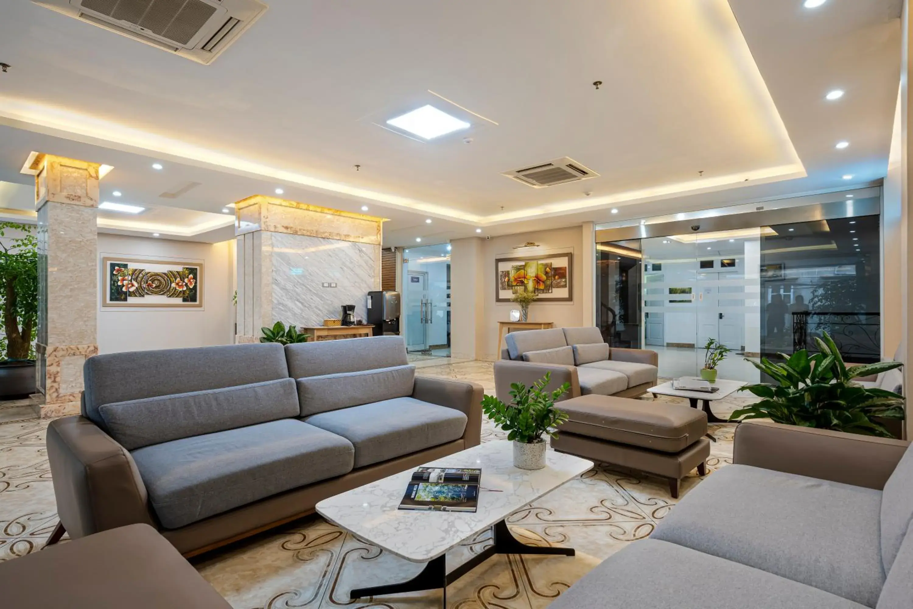 Lobby or reception in 그레이스 호텔 Grace Hotel & Residence Lobby or reception in 그레이스 호텔 Grace Hotel & Residence