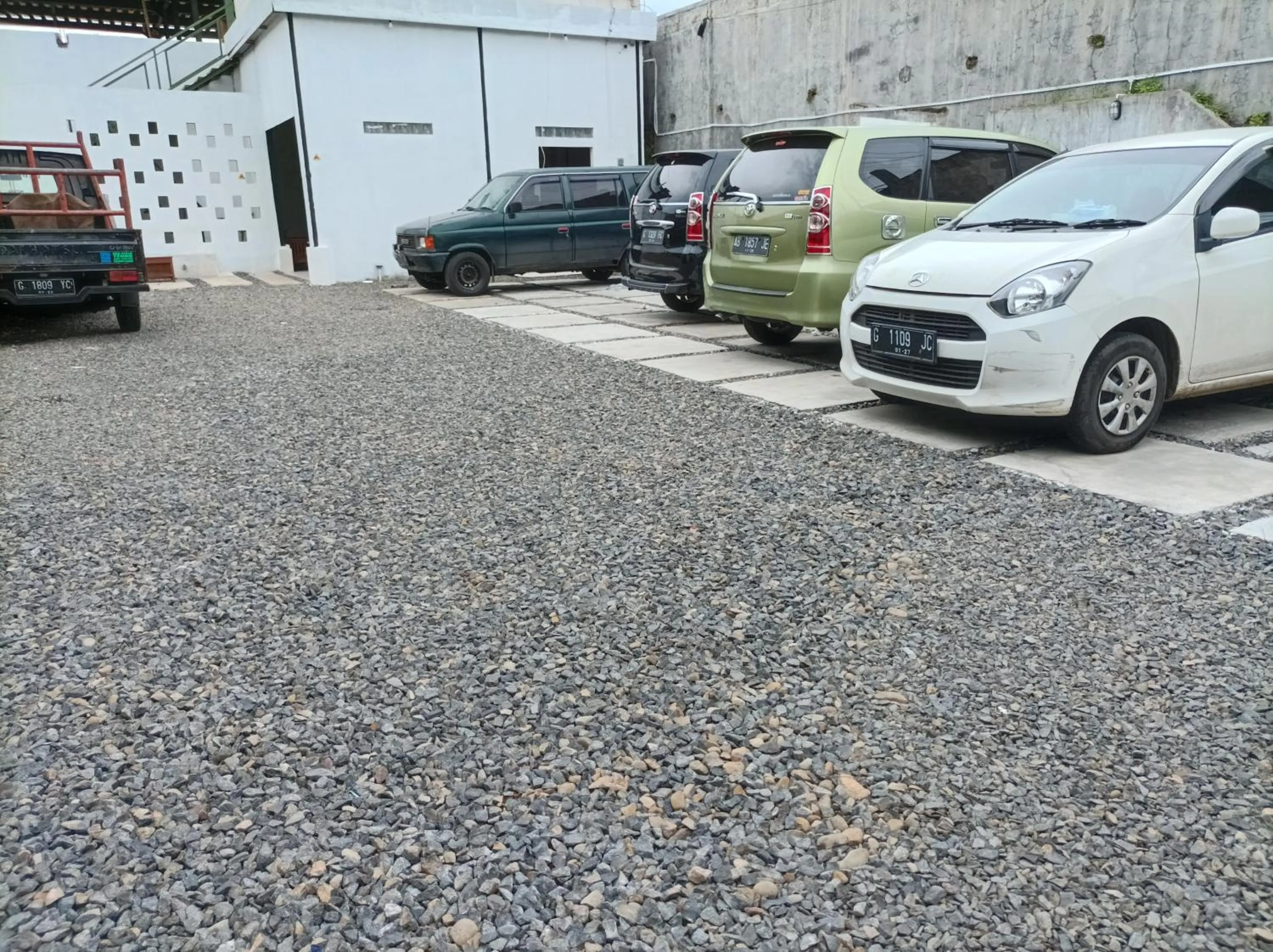 Parking in RedDoorz near Stasiun Batang