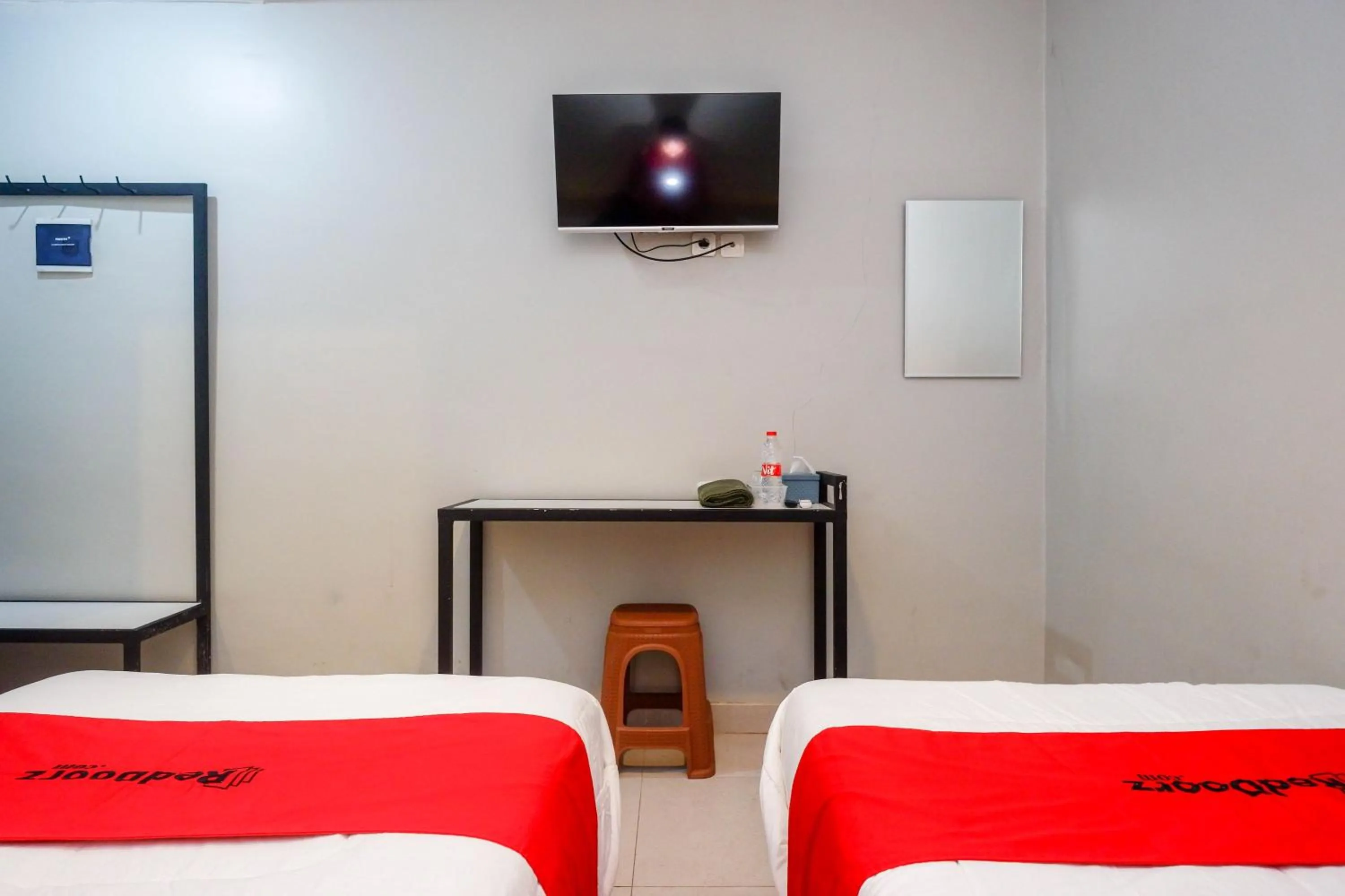 Bedroom, Bed in RedDoorz near Stasiun Batang