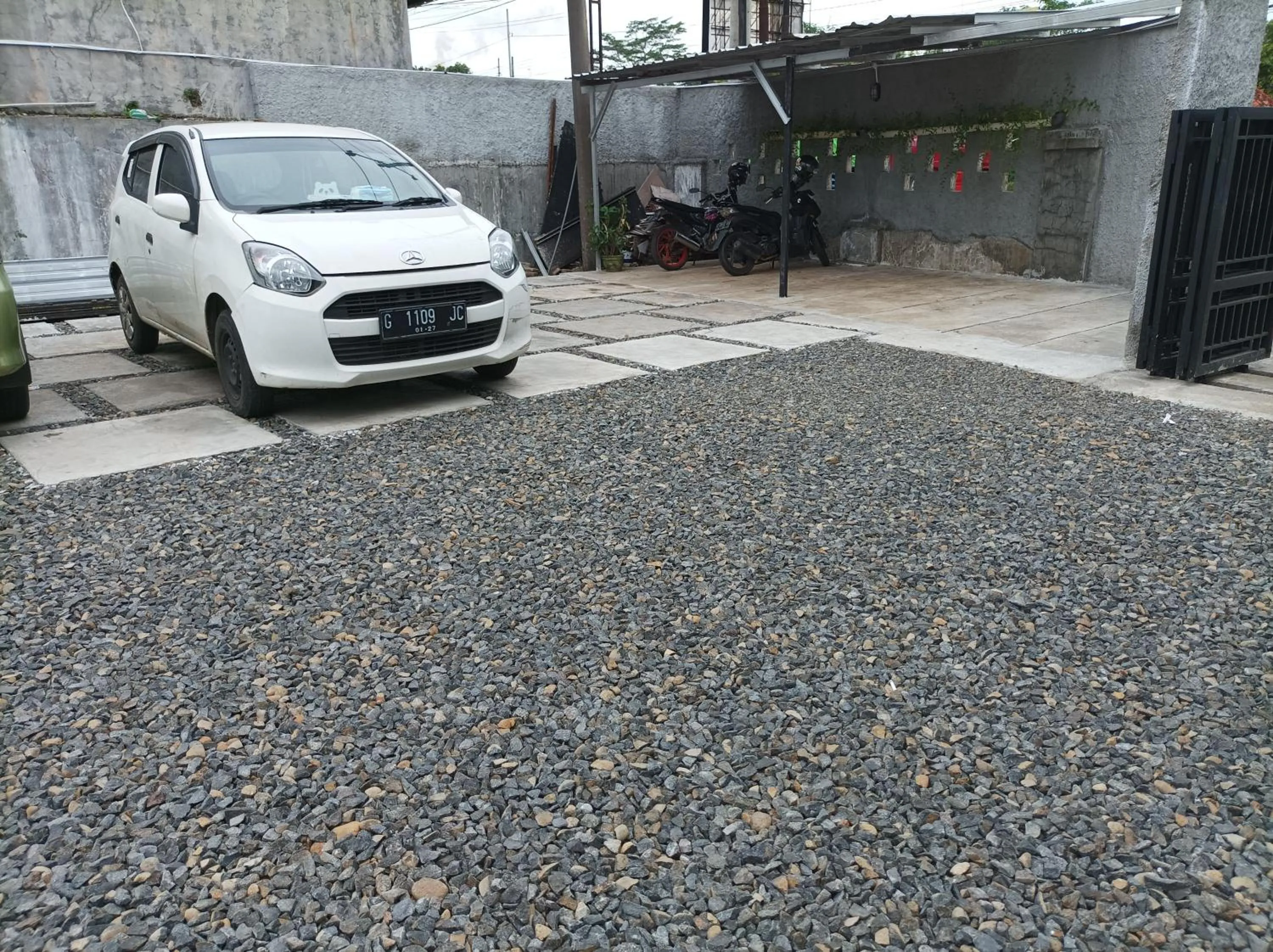 Parking in RedDoorz near Stasiun Batang