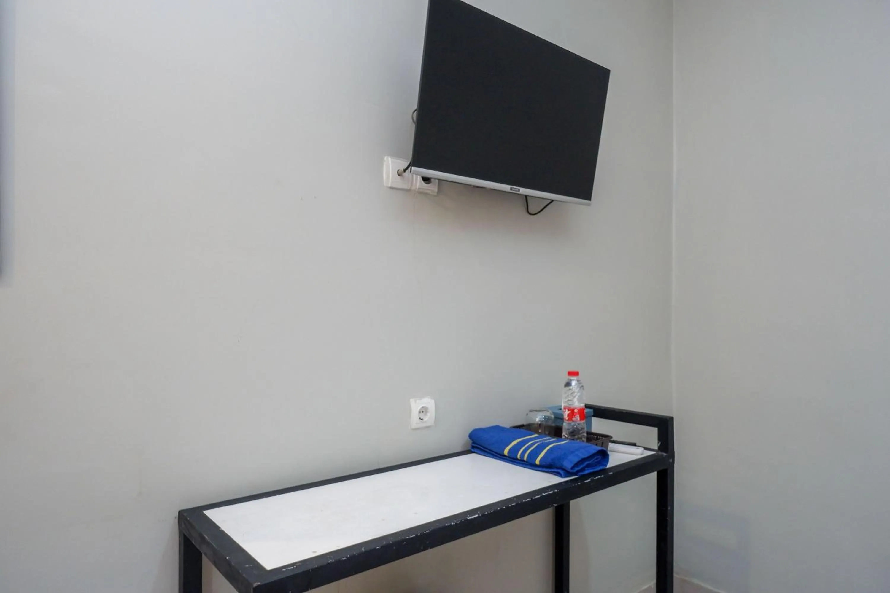 TV and multimedia in RedDoorz near Stasiun Batang