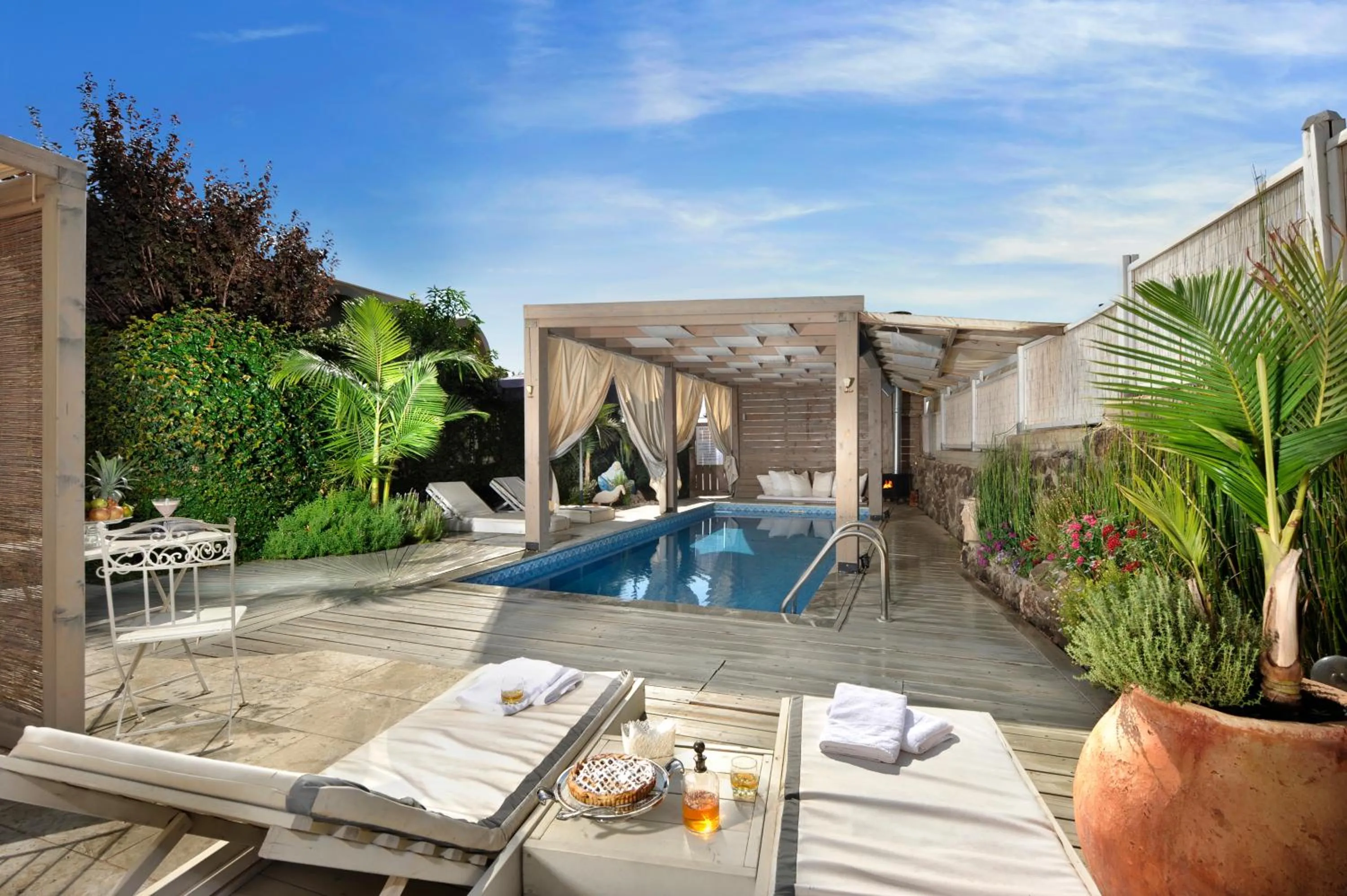 Swimming pool in Piazza Del Sol