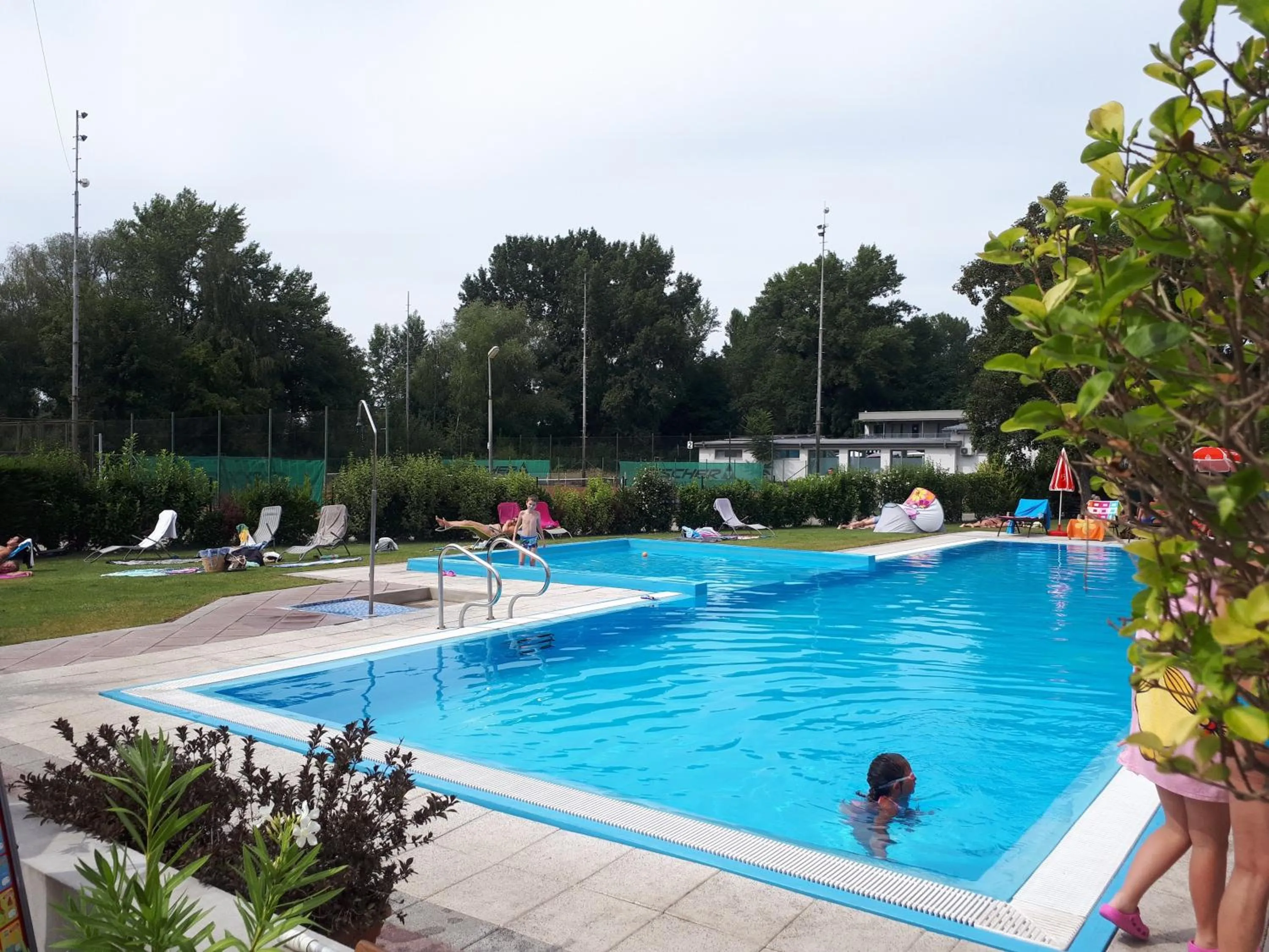 People in Hotel KOREKT