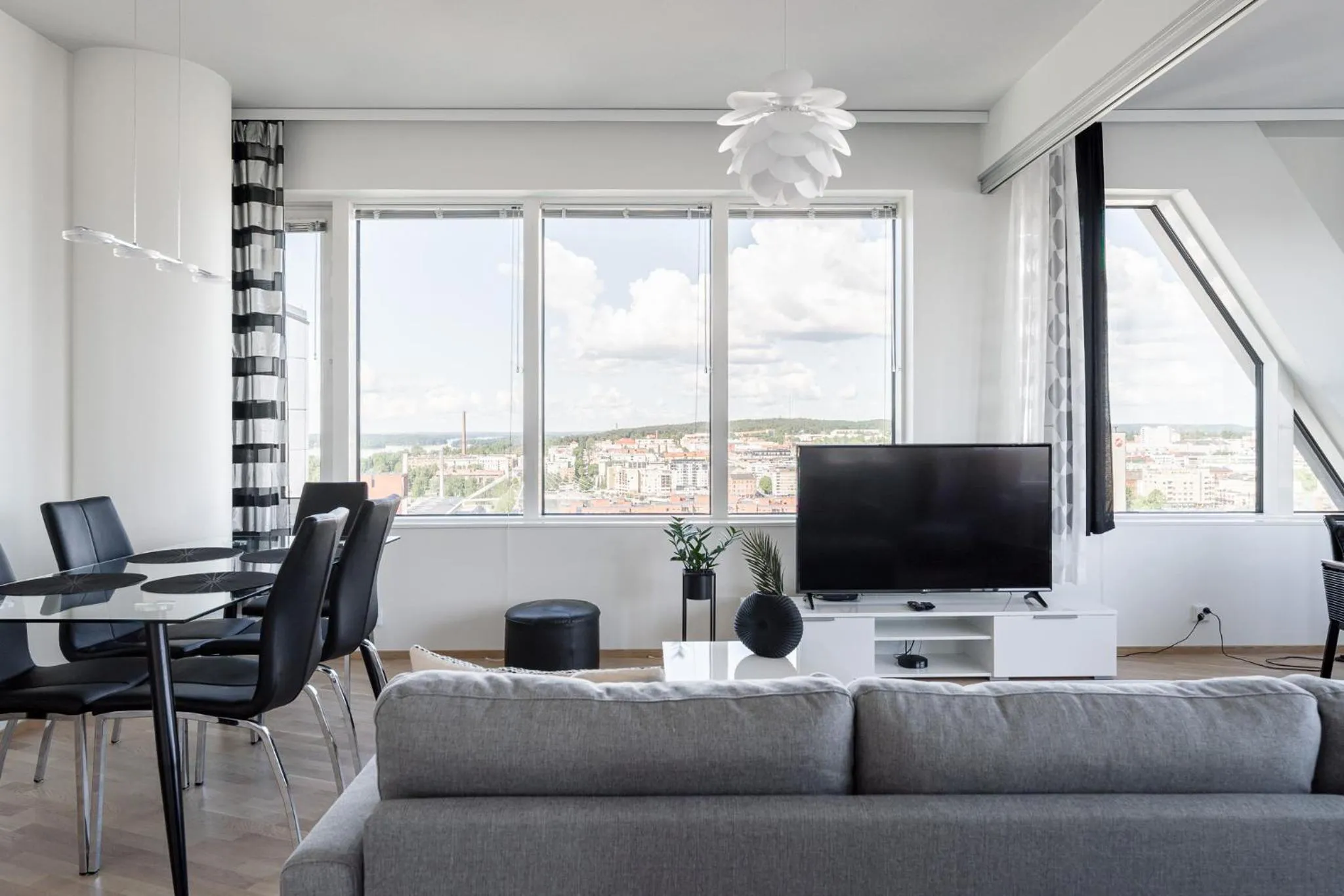 Stunning Views 2BR with Sauna - Nokia Arena