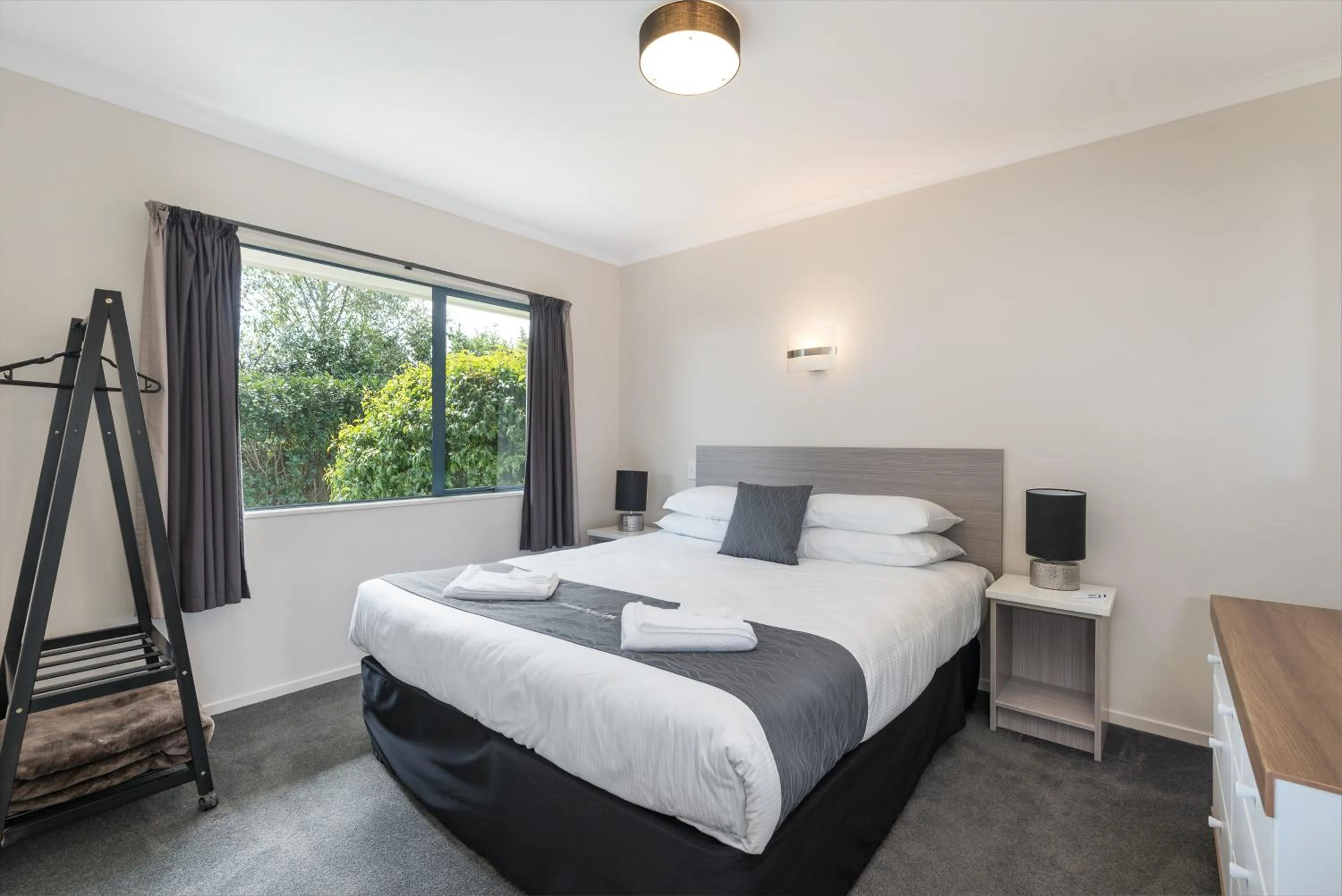 Bedroom, Bed in Matakana Motel