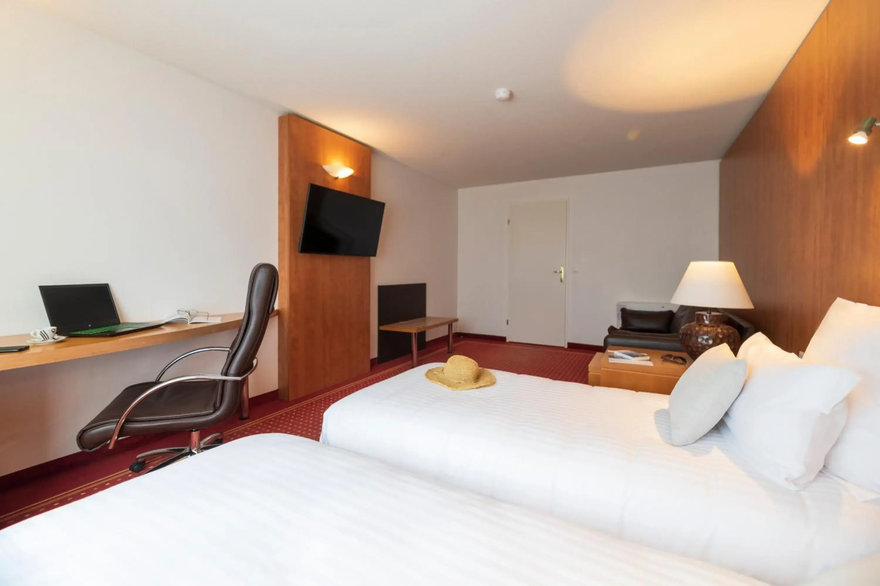 Bed in CERISE Bordeaux Mérignac Aéroport Bed in CERISE Bordeaux Mérignac Aéroport