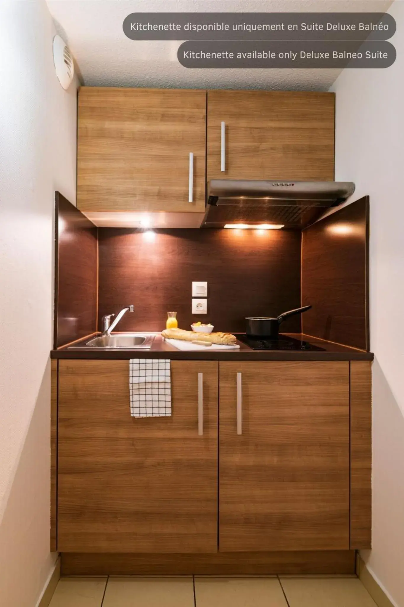 Kitchen or kitchenette in CERISE Bordeaux Mérignac Aéroport Kitchen or kitchenette in CERISE Bordeaux Mérignac Aéroport