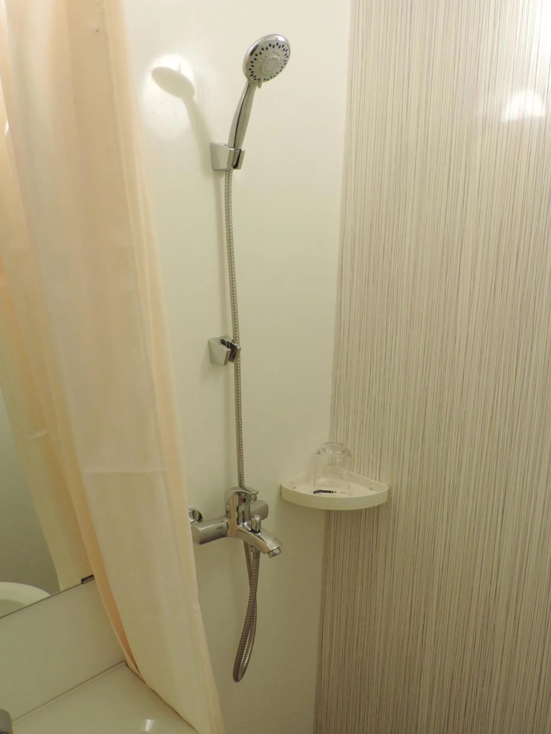 Bathroom in Zodiak at Kebon Jati Hotel