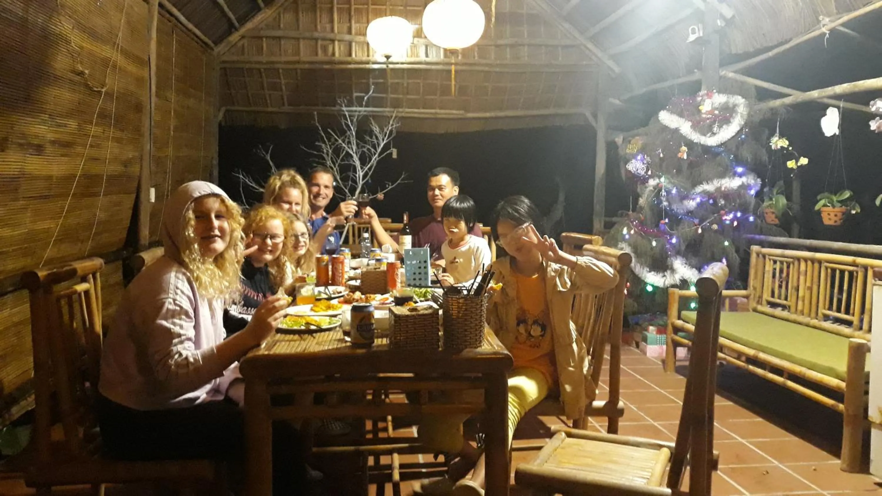 Restaurant/places to eat in Lakeview Villa Homestay