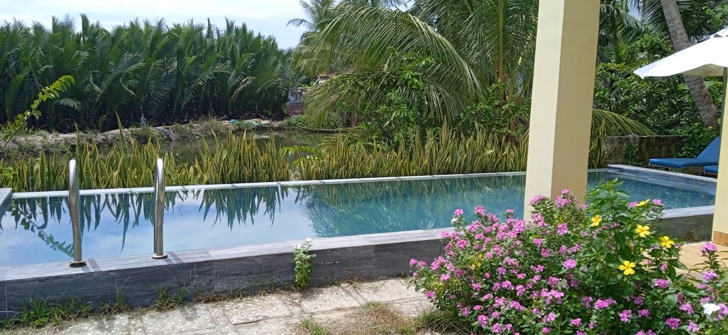 Swimming pool in Lakeview Villa Homestay