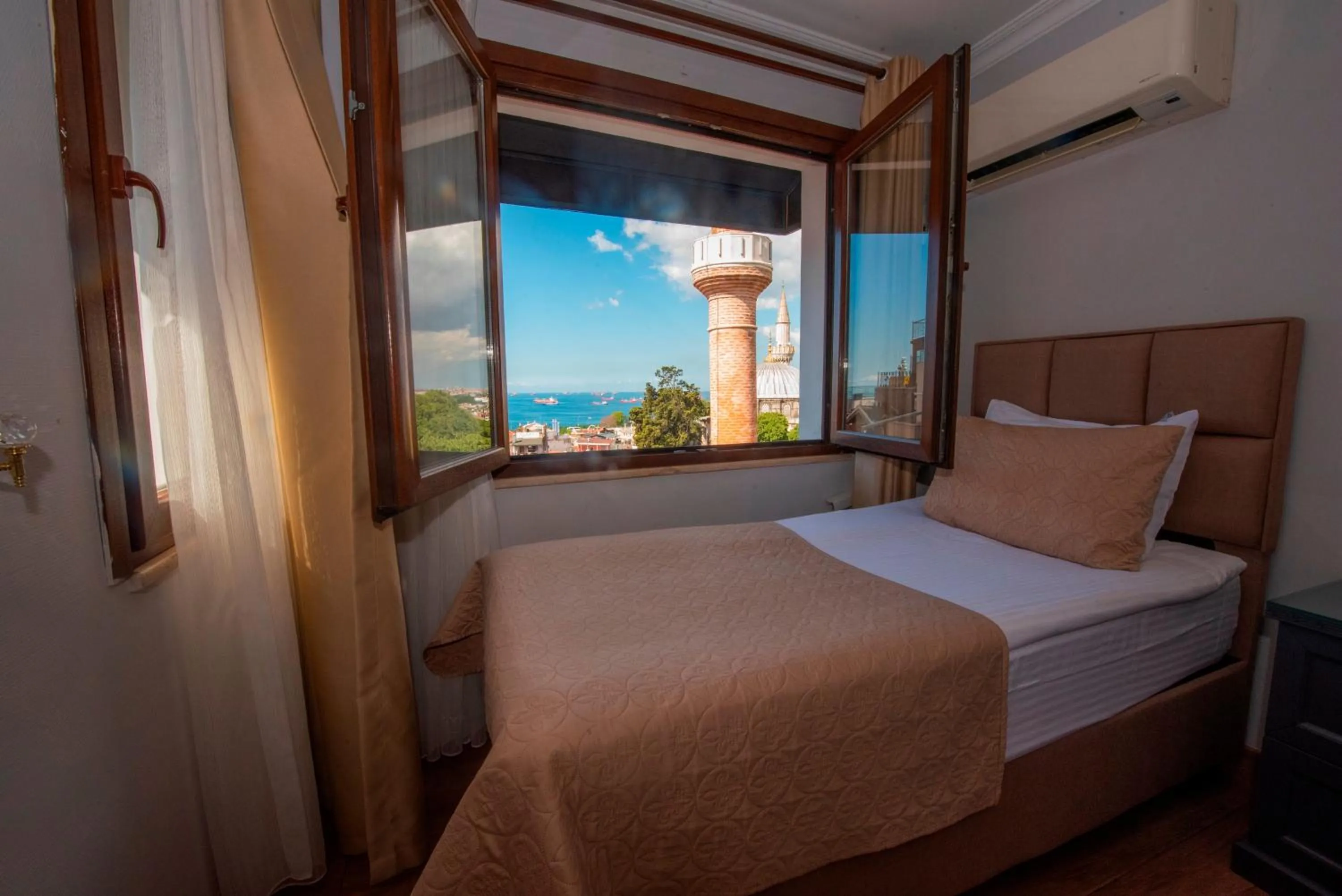 View (from property/room), Bed in Hotel Daphne