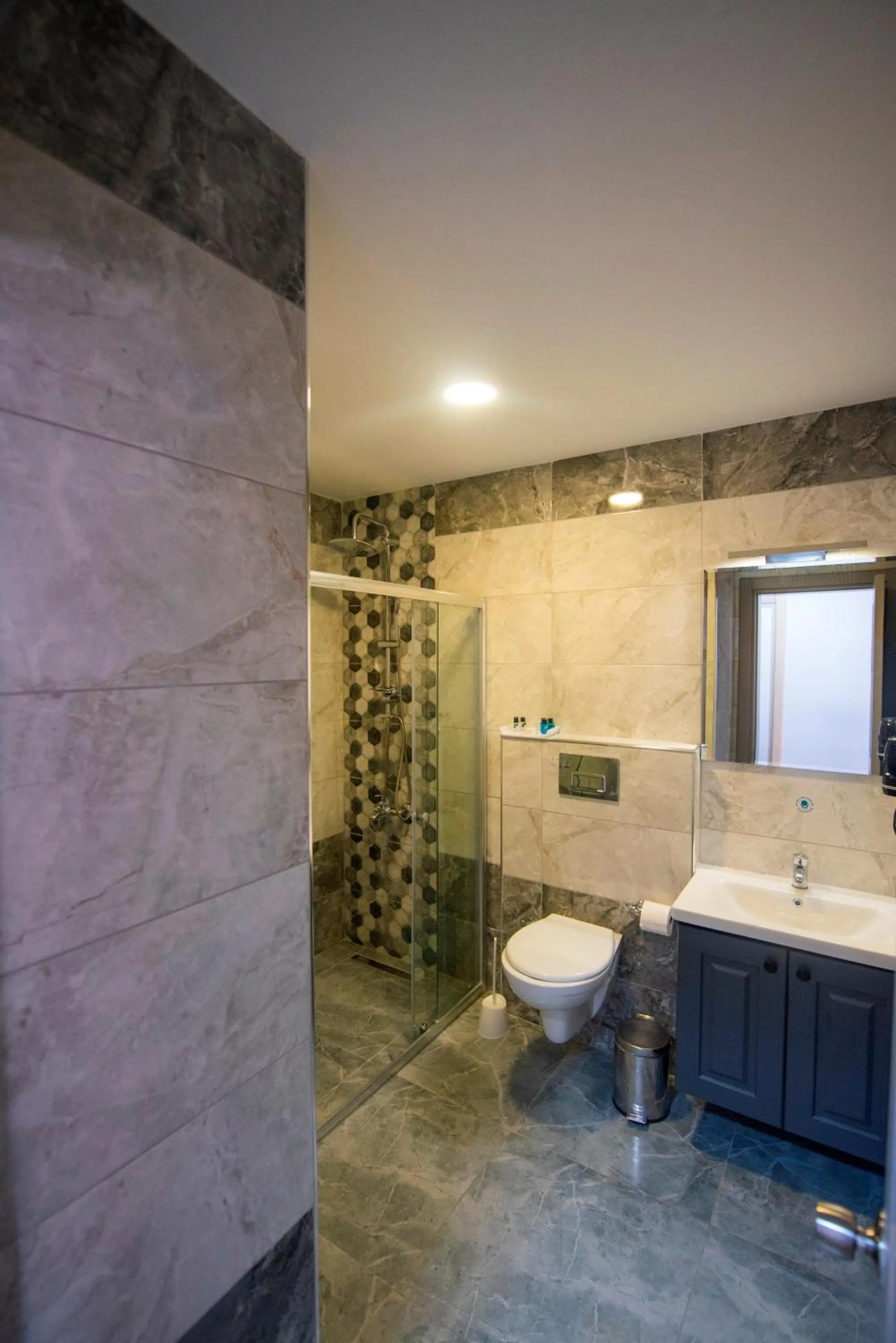 Shower in Hotel Daphne