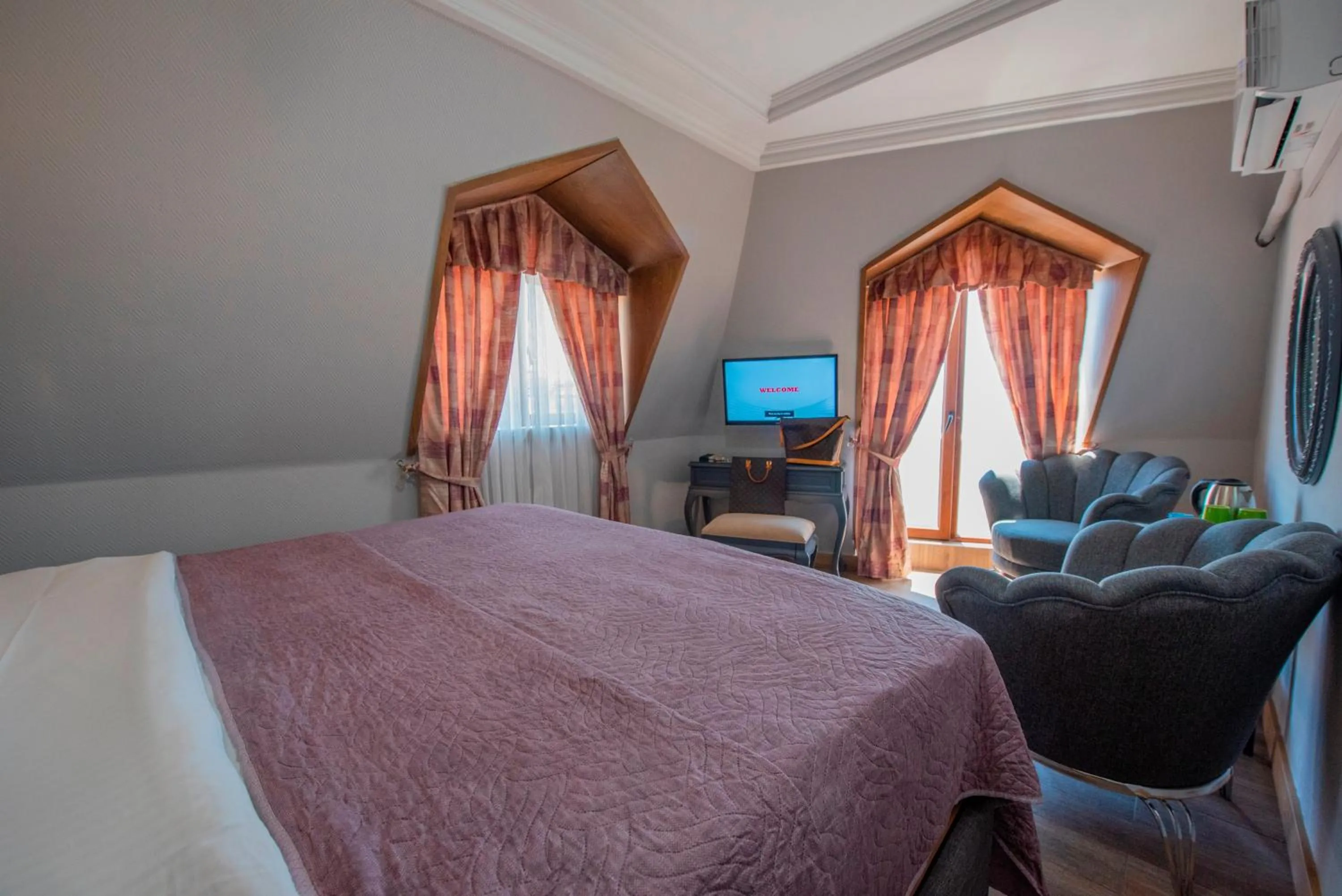 Living room, Bed in Hotel Daphne