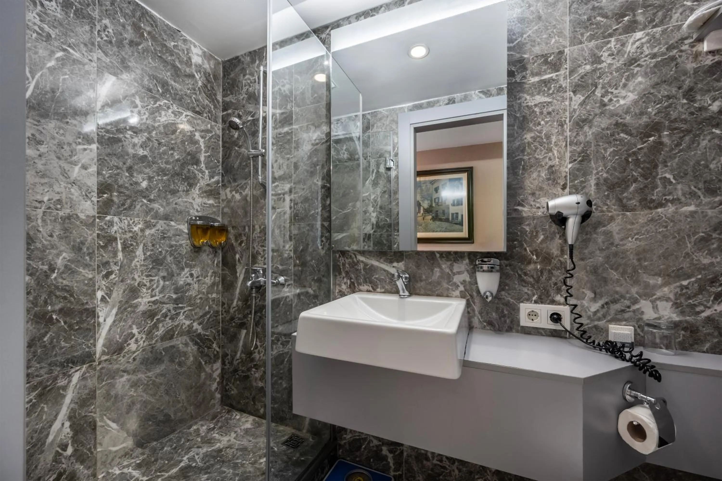 Shower in Gallery Residence & Hotel Nişantaşı