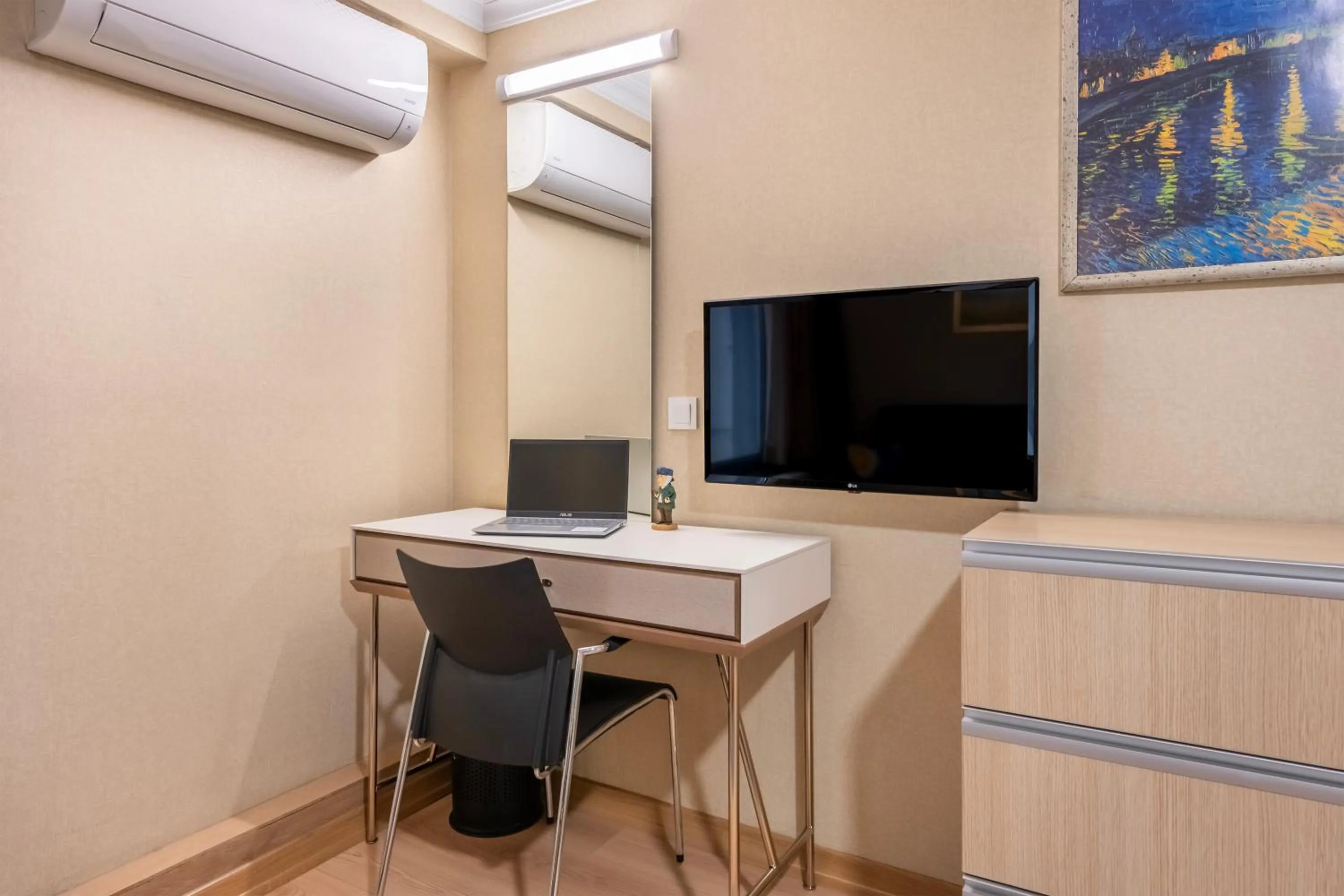 TV and multimedia in Gallery Residence & Hotel Nişantaşı