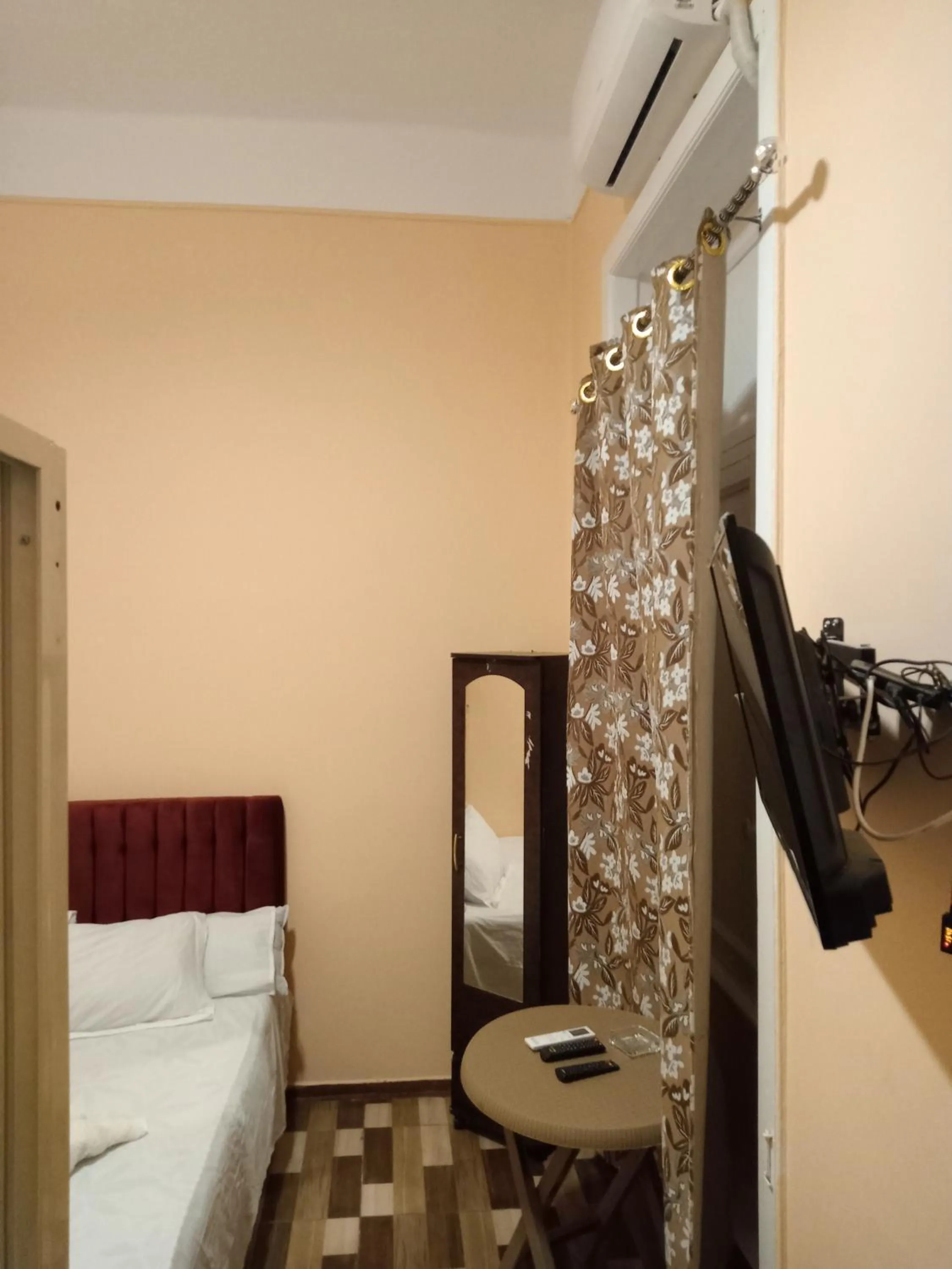 Photo of the whole room, Bed in New One Hotel