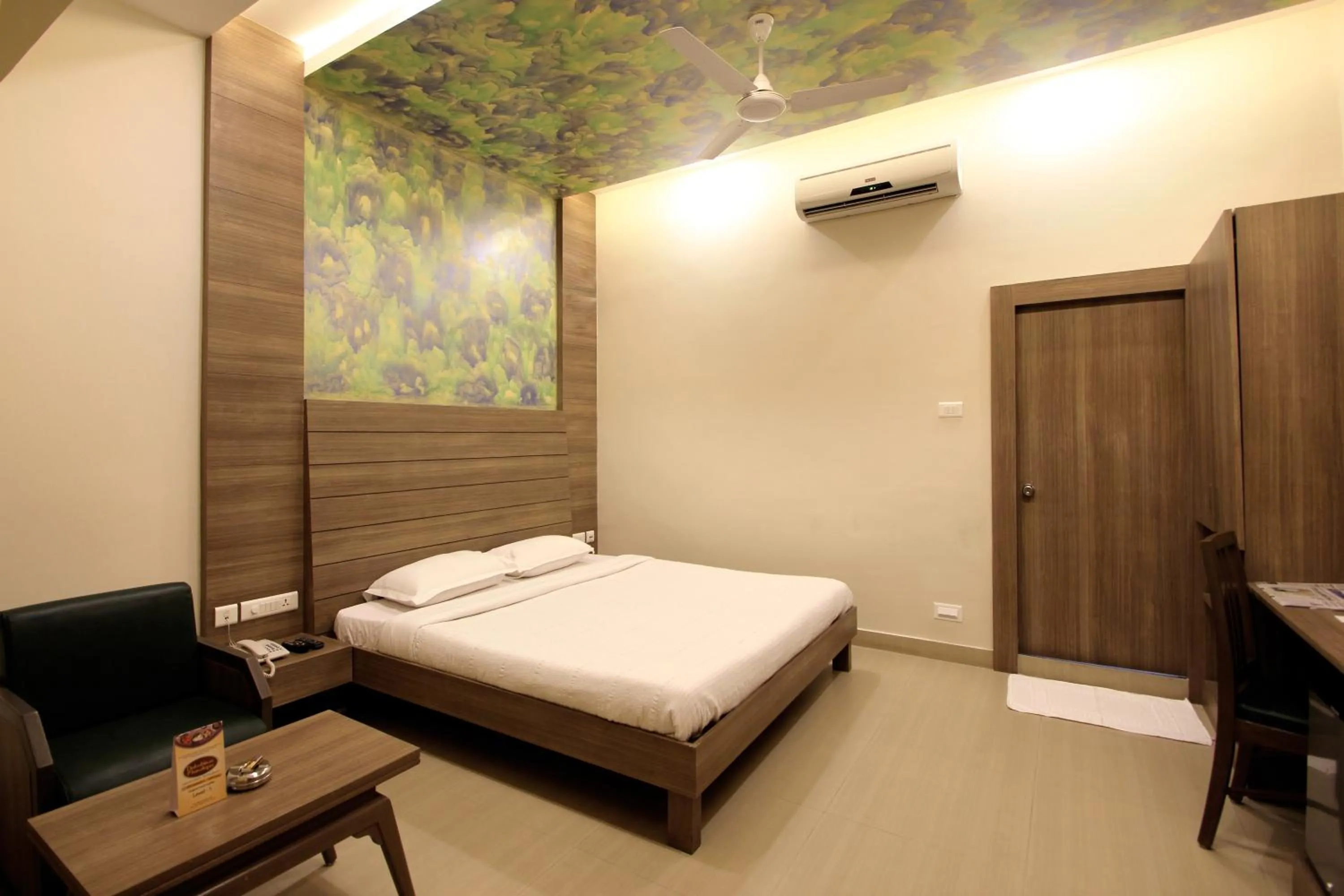 Photo of the whole room, Bed in Taj Mahal Hotel Abids