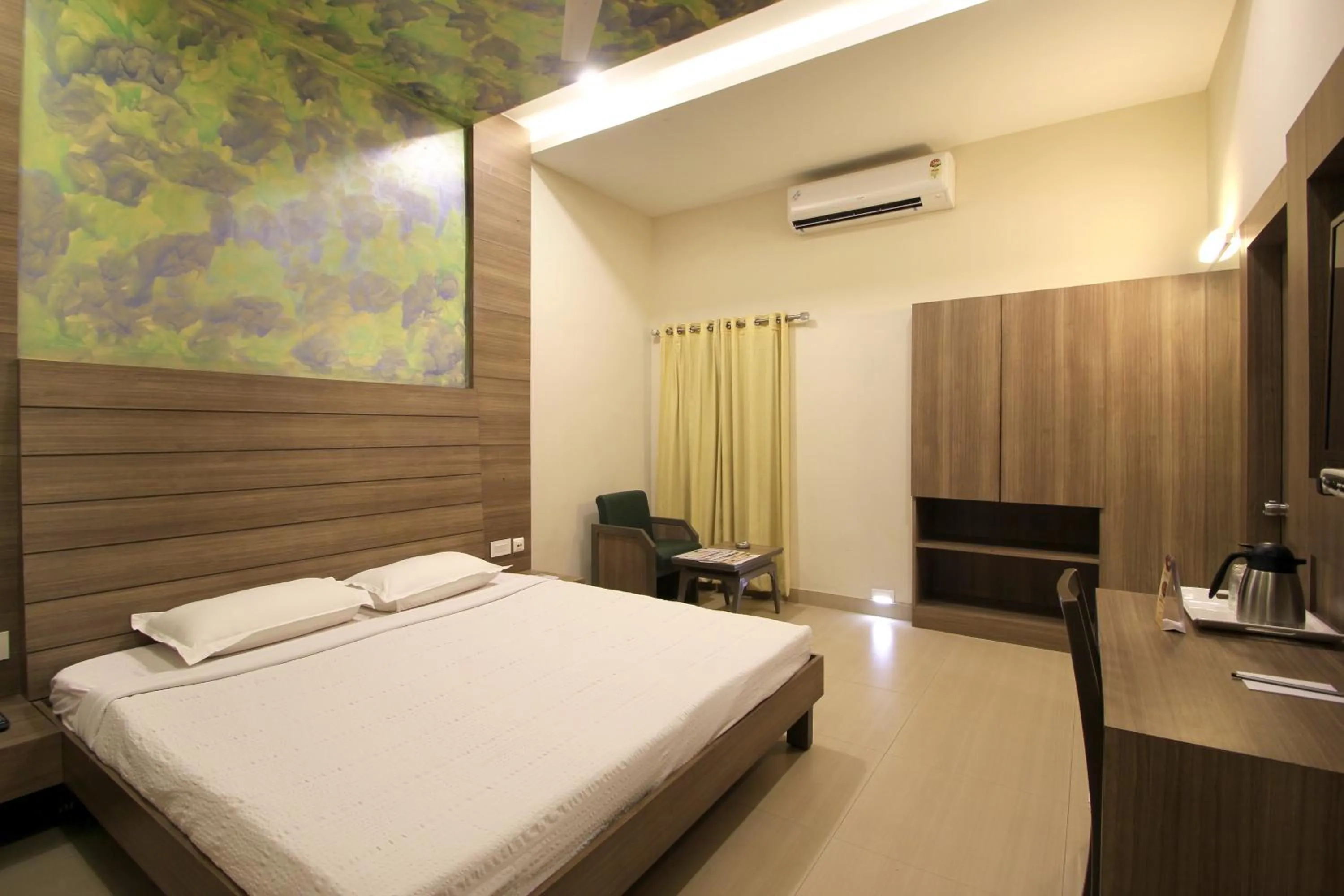 Photo of the whole room, Bed in Taj Mahal Hotel Abids