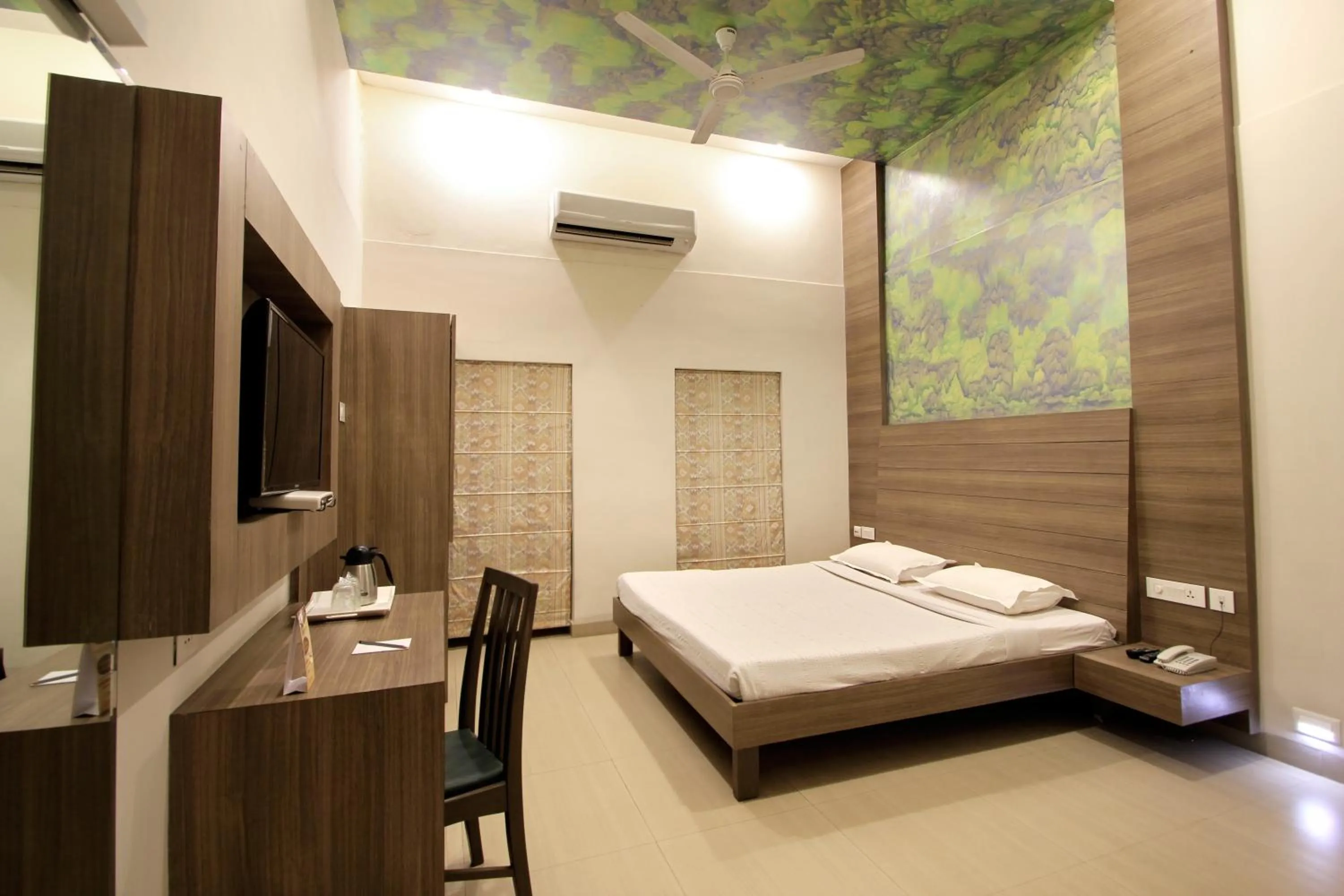 Photo of the whole room, Bed in Taj Mahal Hotel Abids