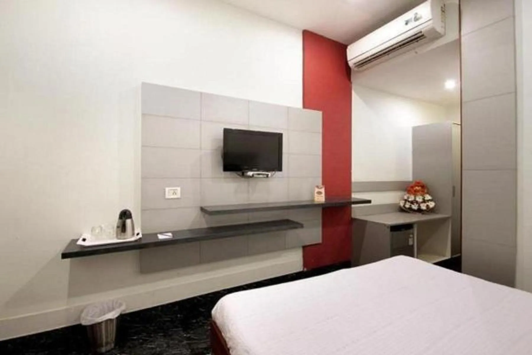 TV and multimedia, Bed in Taj Mahal Hotel Abids