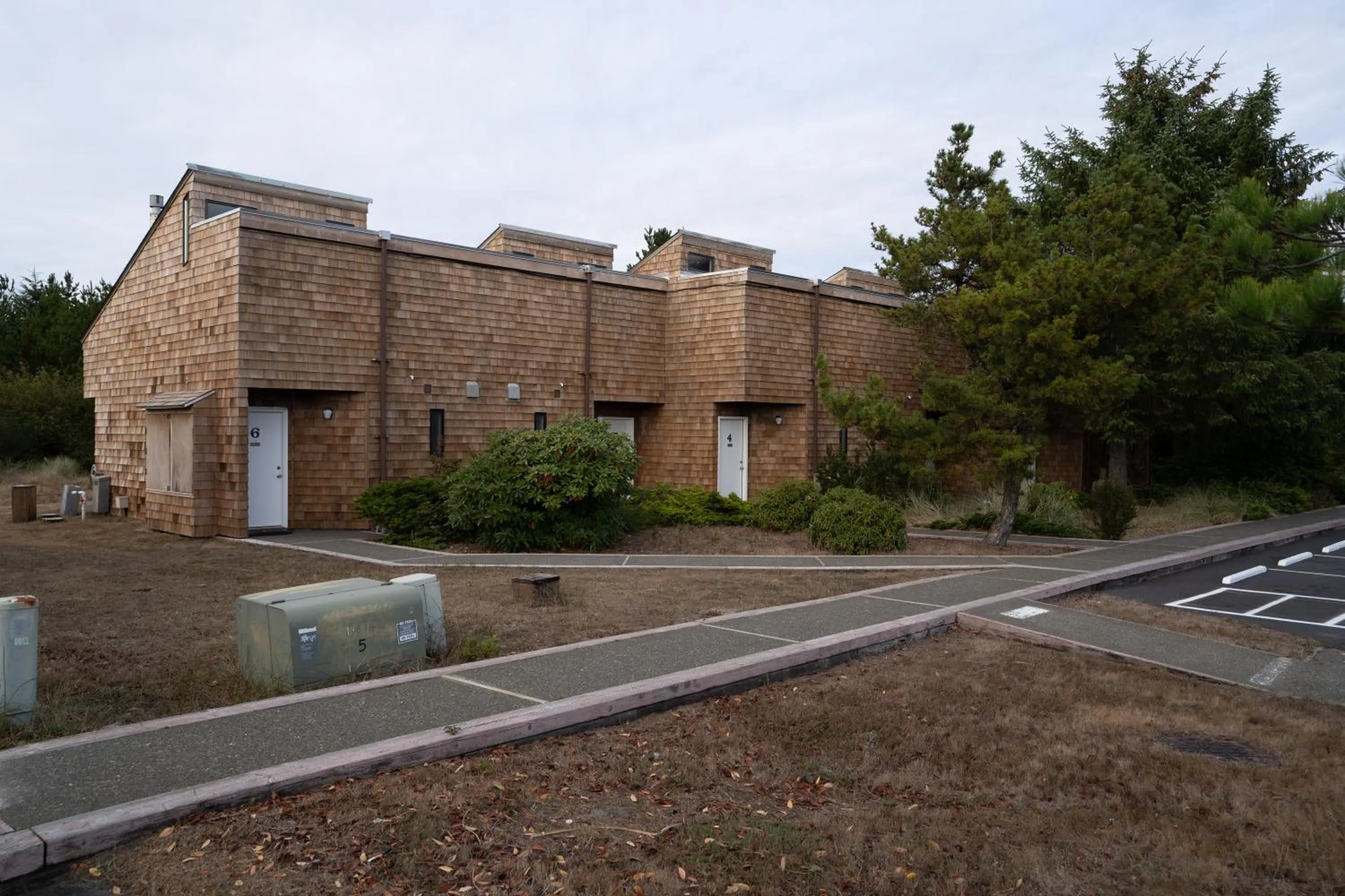 Property building in Surfcrest Resort