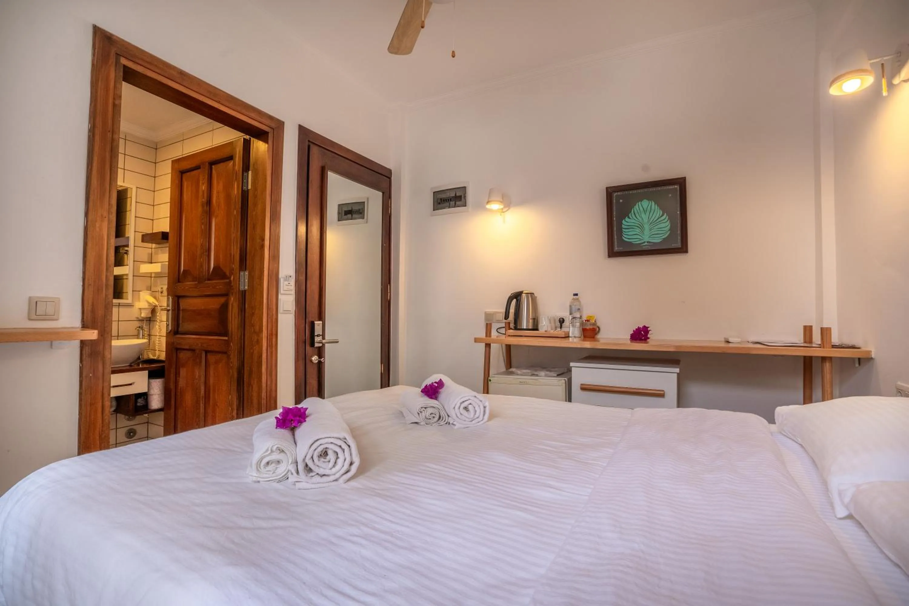 Photo of the whole room, Bed in Hideaway