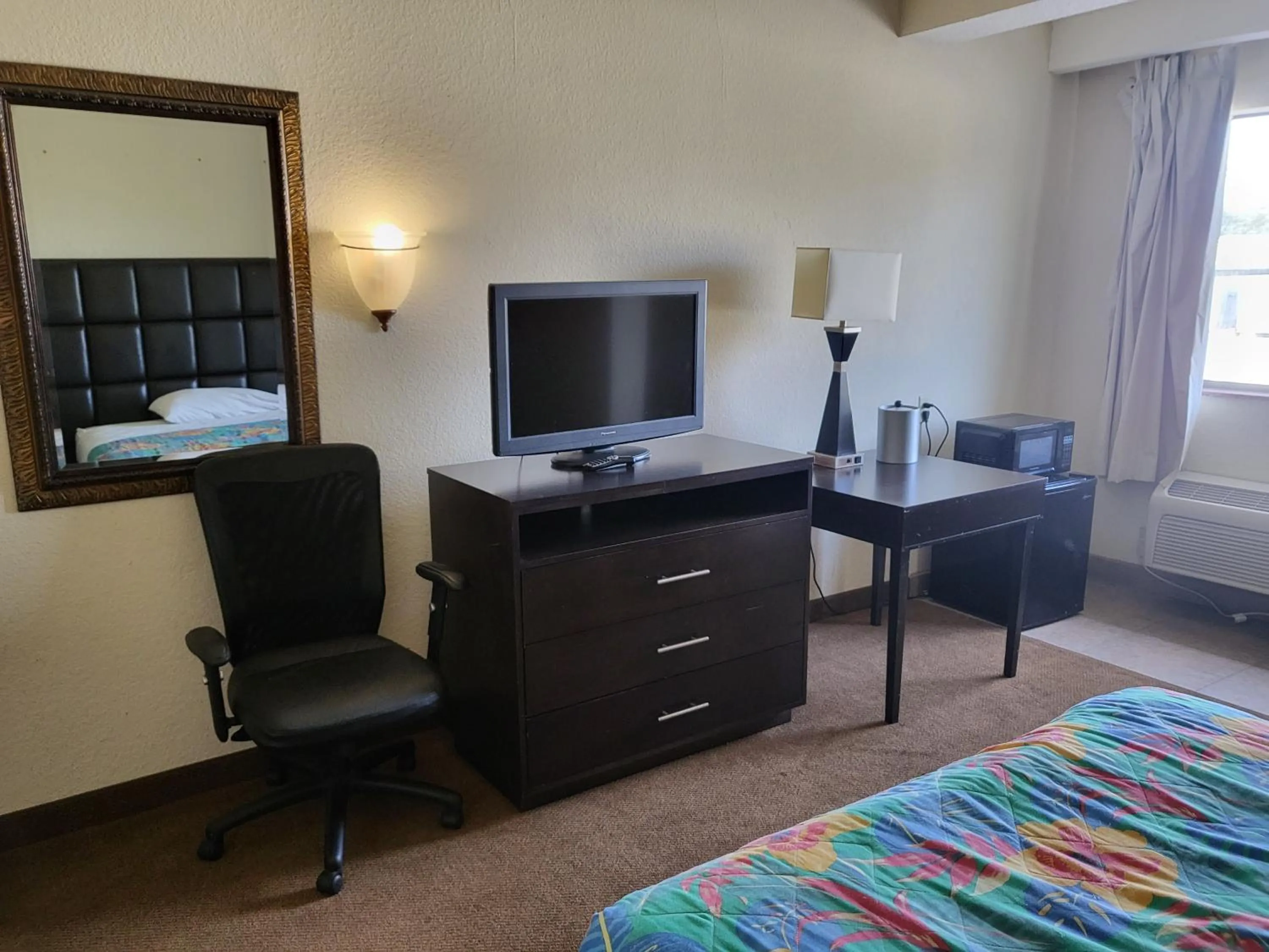 Bed in Metro Inn & Suites