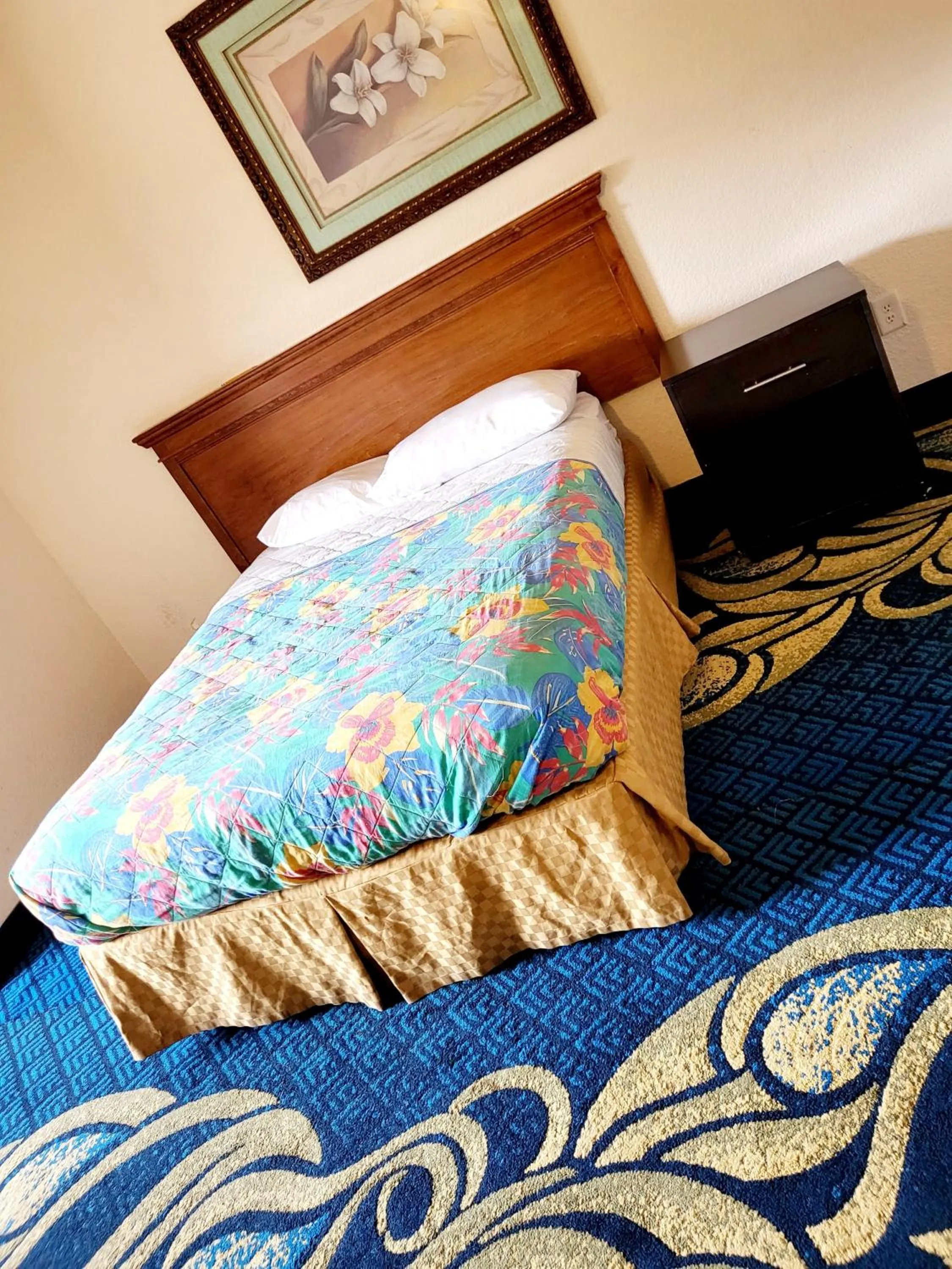 Bed in Metro Inn & Suites