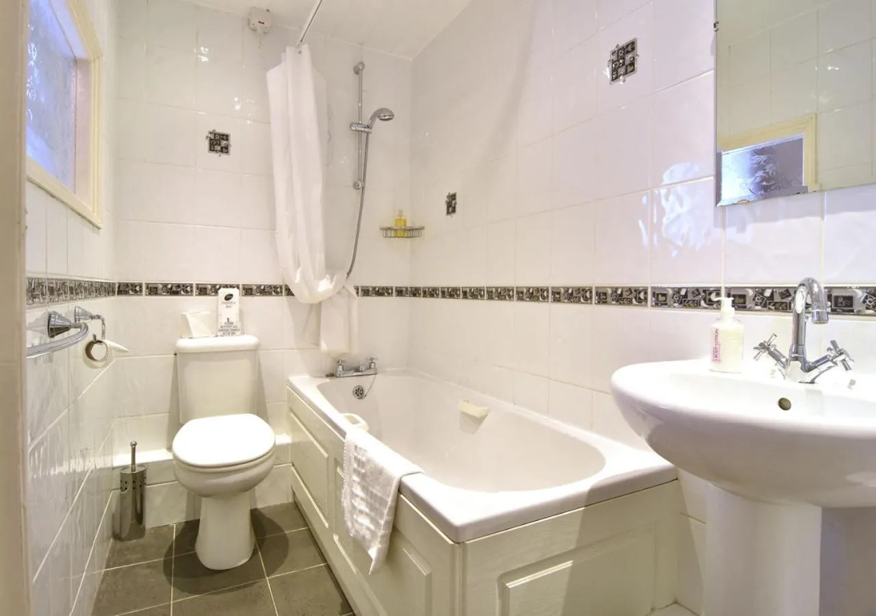 Shower in Brook House Inn