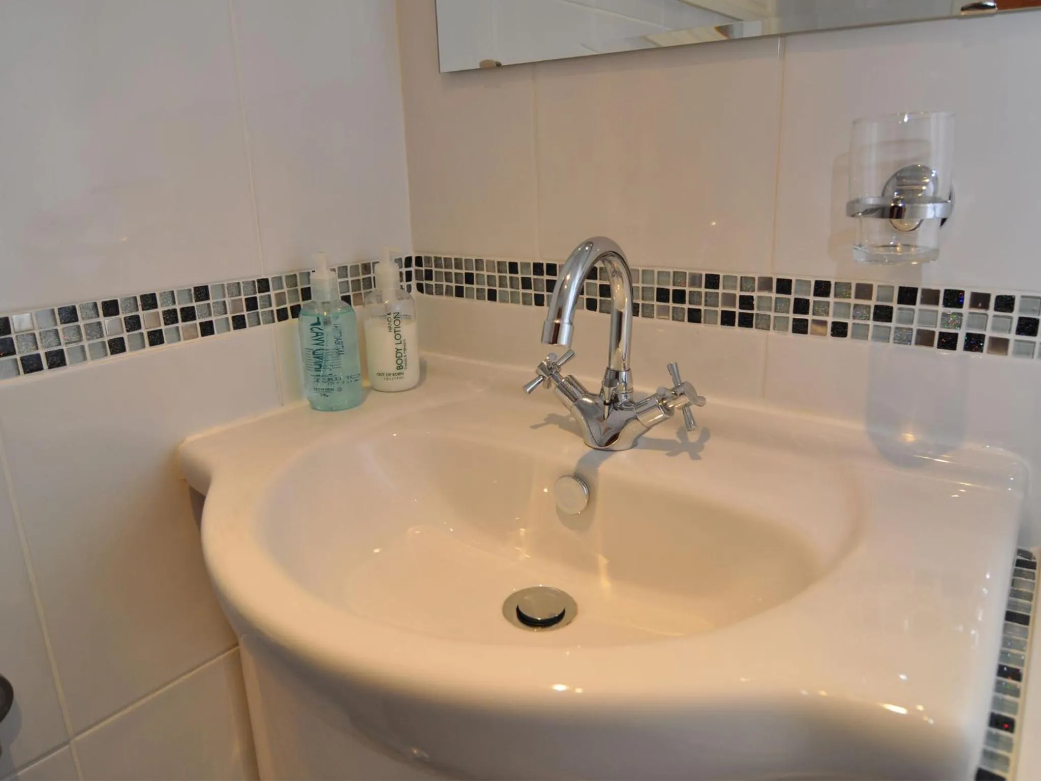 Toilet in Brook House Inn