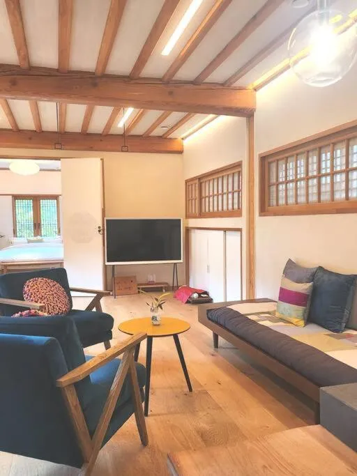 IRIRU Luxury Hanok Stay - Eunpyung Hanok village