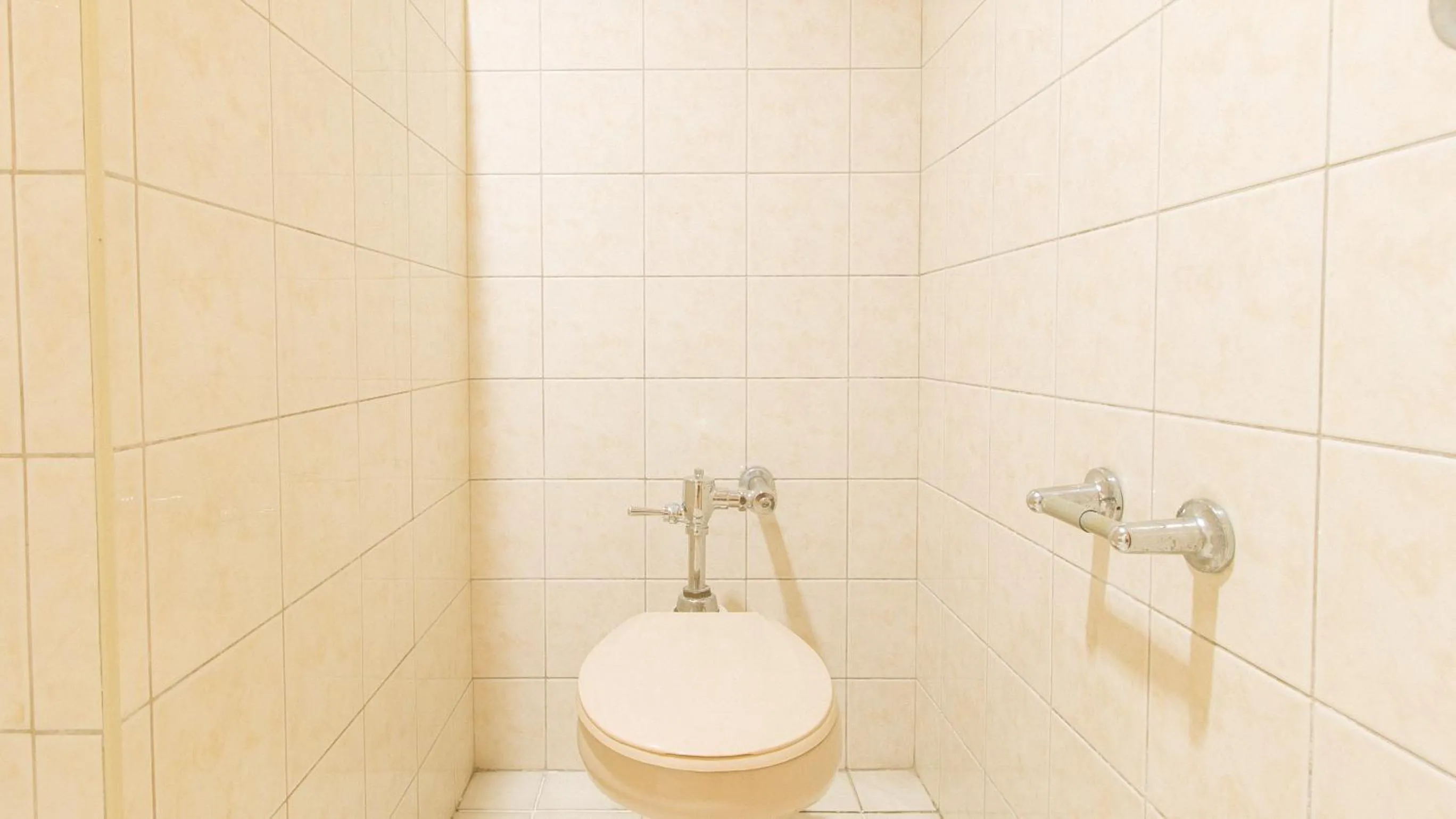 Toilet in Royal Am Rei Hotel by RedDoorz