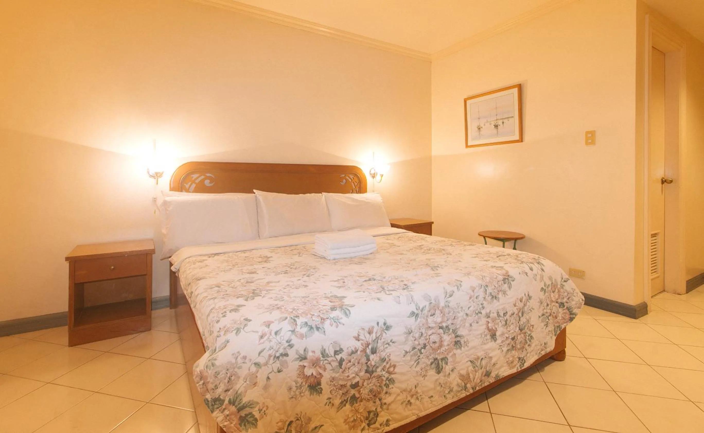 Photo of the whole room, Bed in Royal Am Rei Hotel by RedDoorz