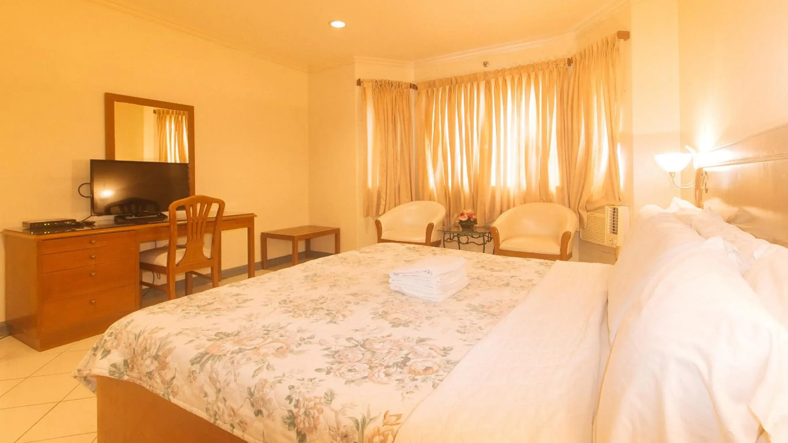 TV and multimedia, Bed in Royal Am Rei Hotel by RedDoorz TV and multimedia, Bed in Royal Am Rei Hotel by RedDoorz