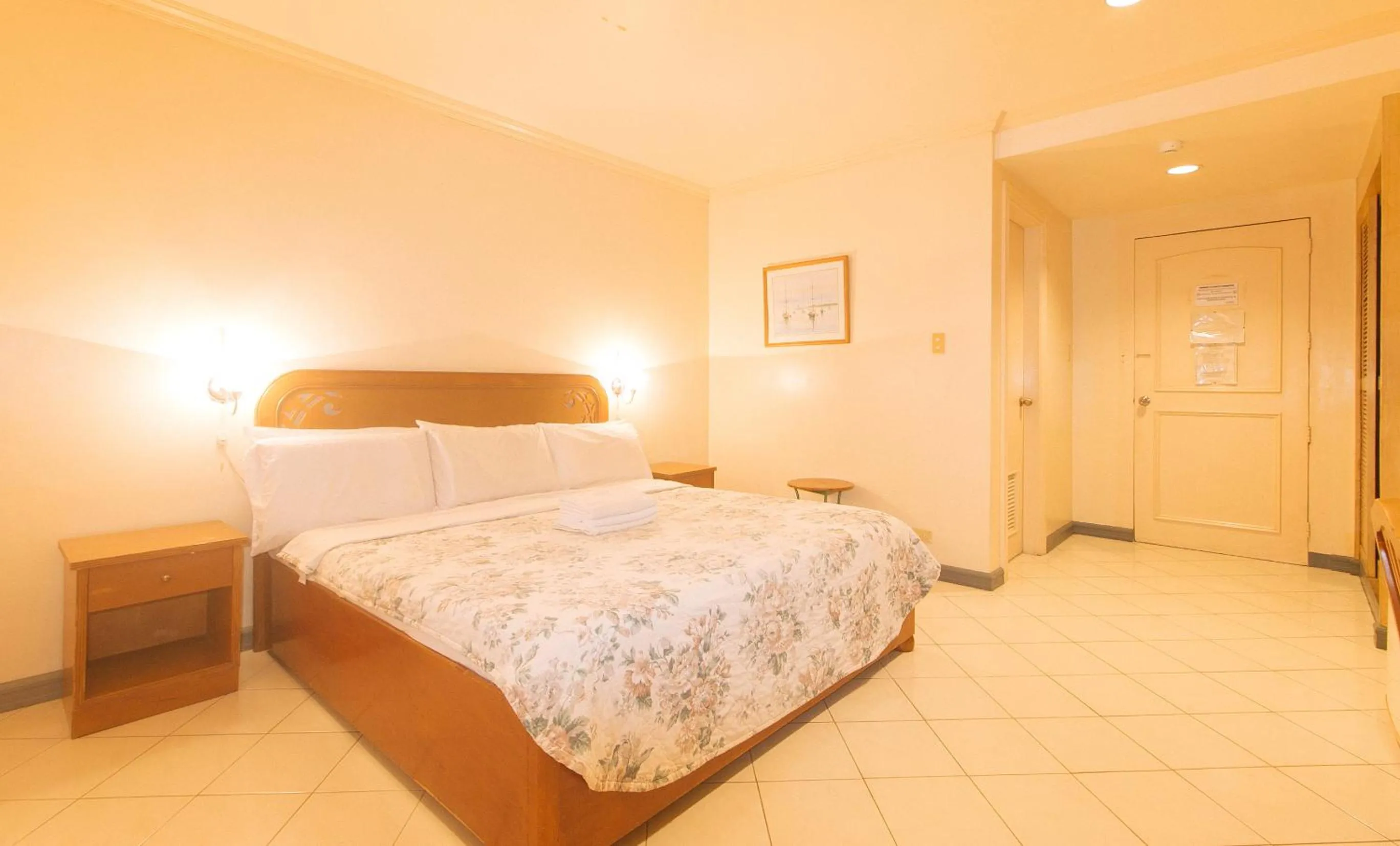 Bedroom, Bed in Royal Am Rei Hotel by RedDoorz