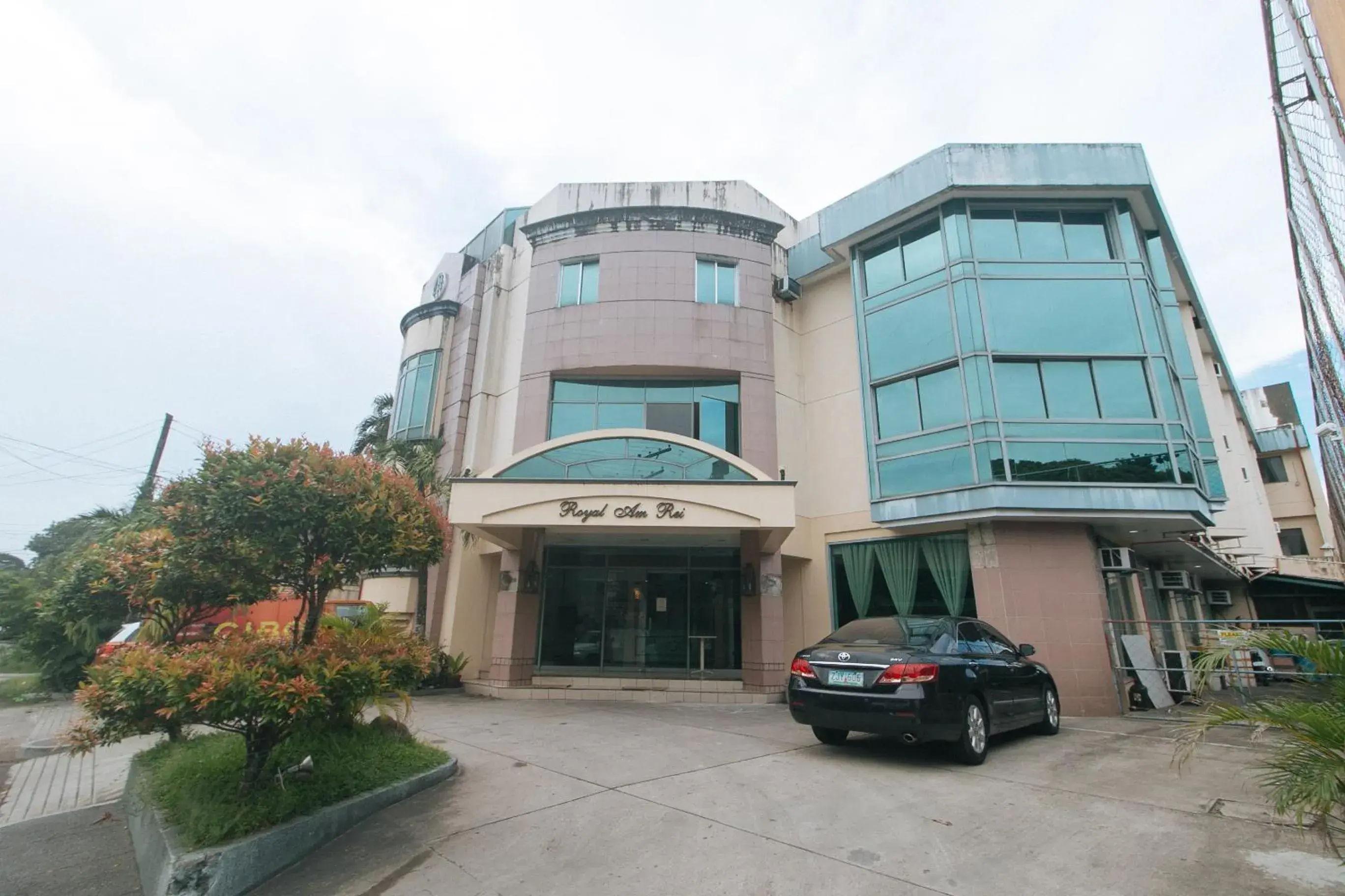 Property building in Royal Am Rei Hotel by RedDoorz Property building in Royal Am Rei Hotel by RedDoorz