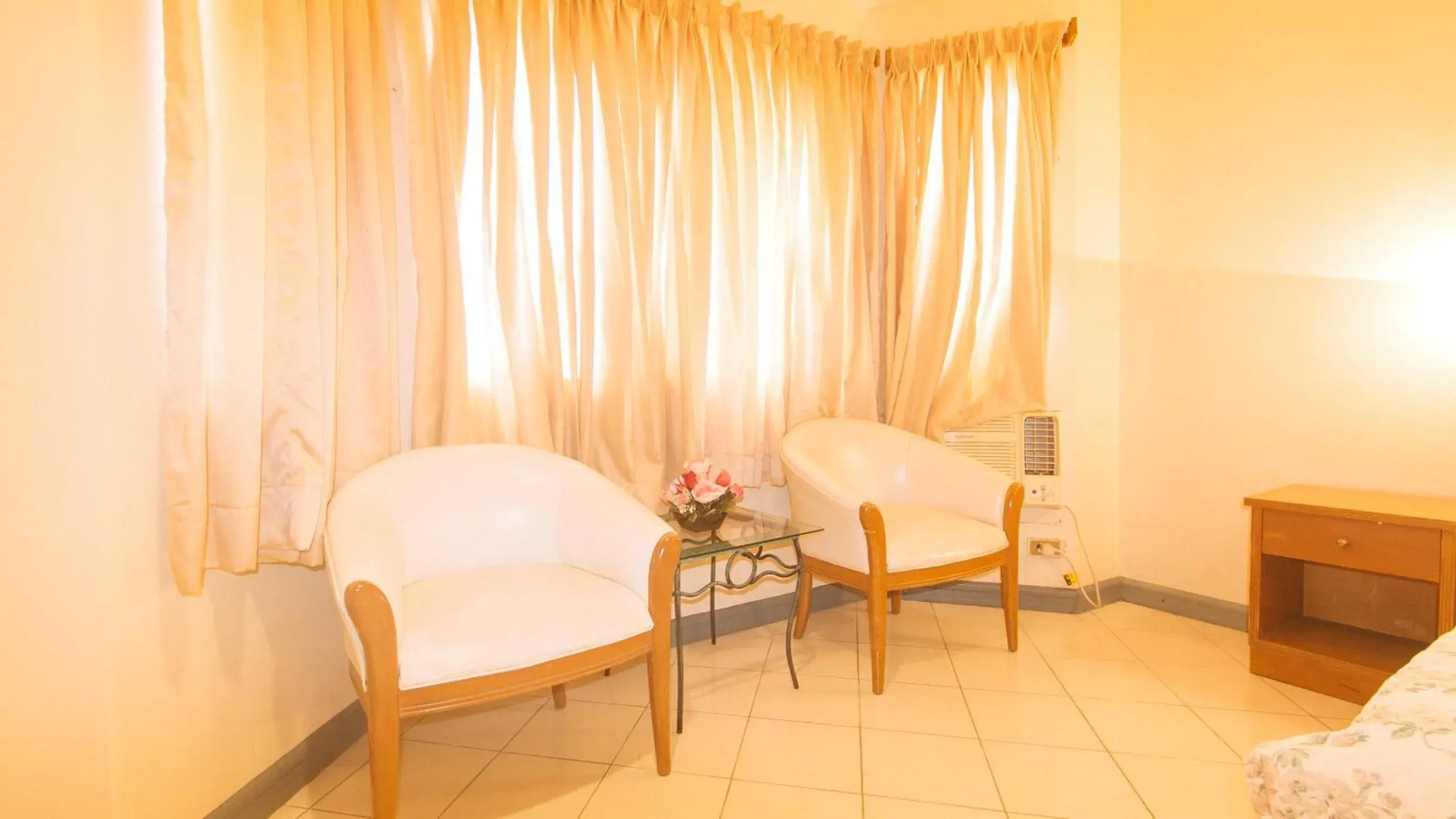 Living room in Royal Am Rei Hotel by RedDoorz Living room in Royal Am Rei Hotel by RedDoorz