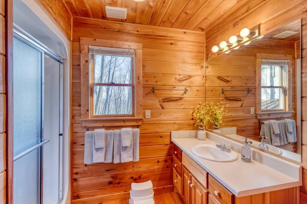 Bathroom in MTN Cabin Sleeps 10 - 5 Mins To Fishing & Camping