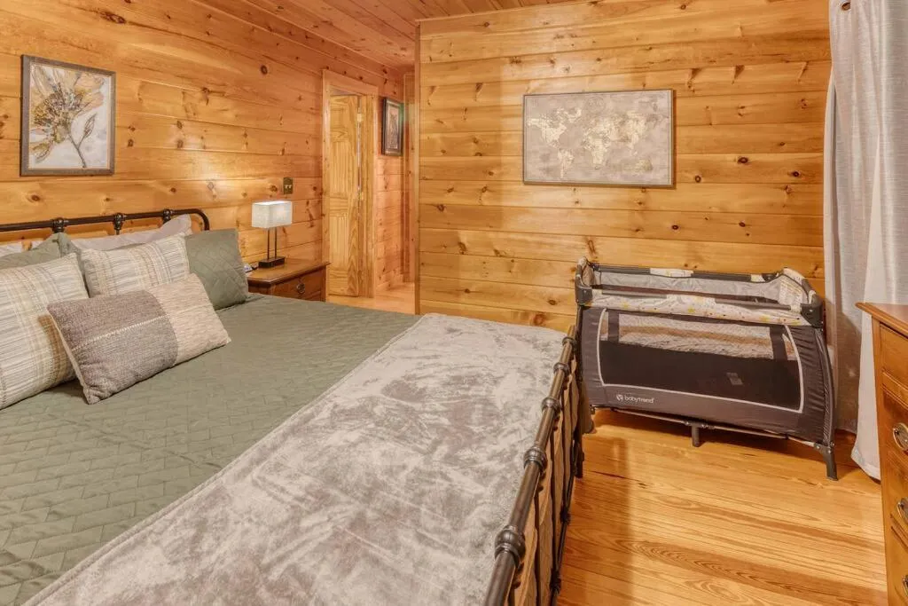 Bed in MTN Cabin Sleeps 10 - 5 Mins To Fishing & Camping