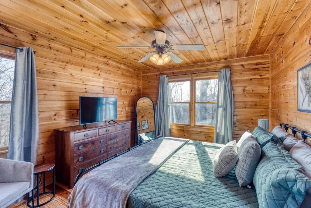 TV and multimedia, Bed in MTN Cabin Sleeps 10 - 5 Mins To Fishing & Camping