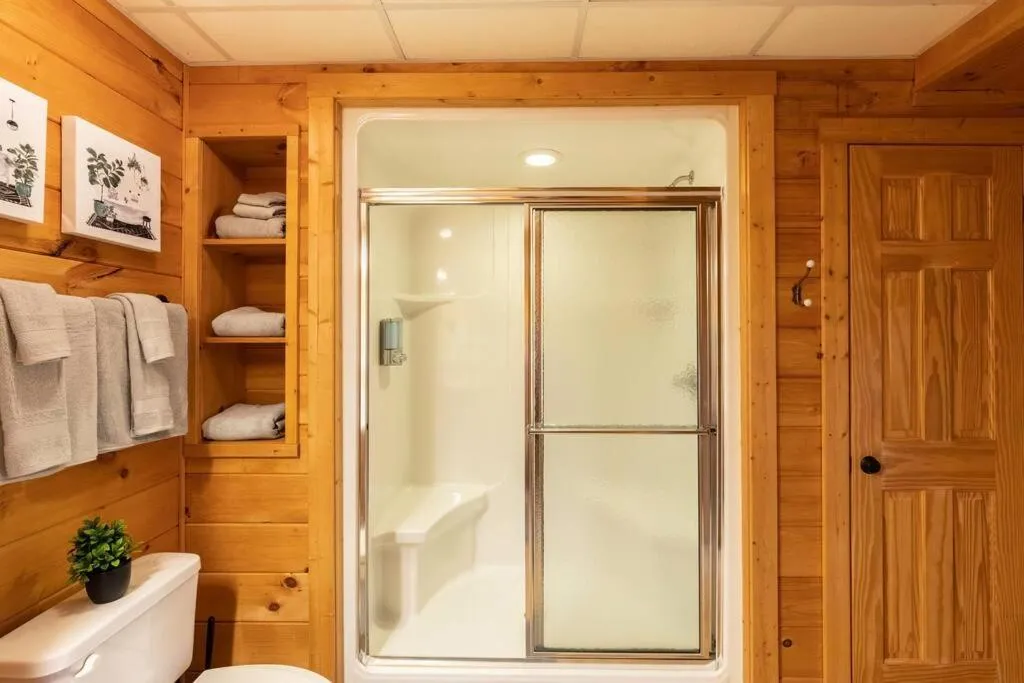 Bathroom in MTN Cabin Sleeps 10 - 5 Mins To Fishing & Camping