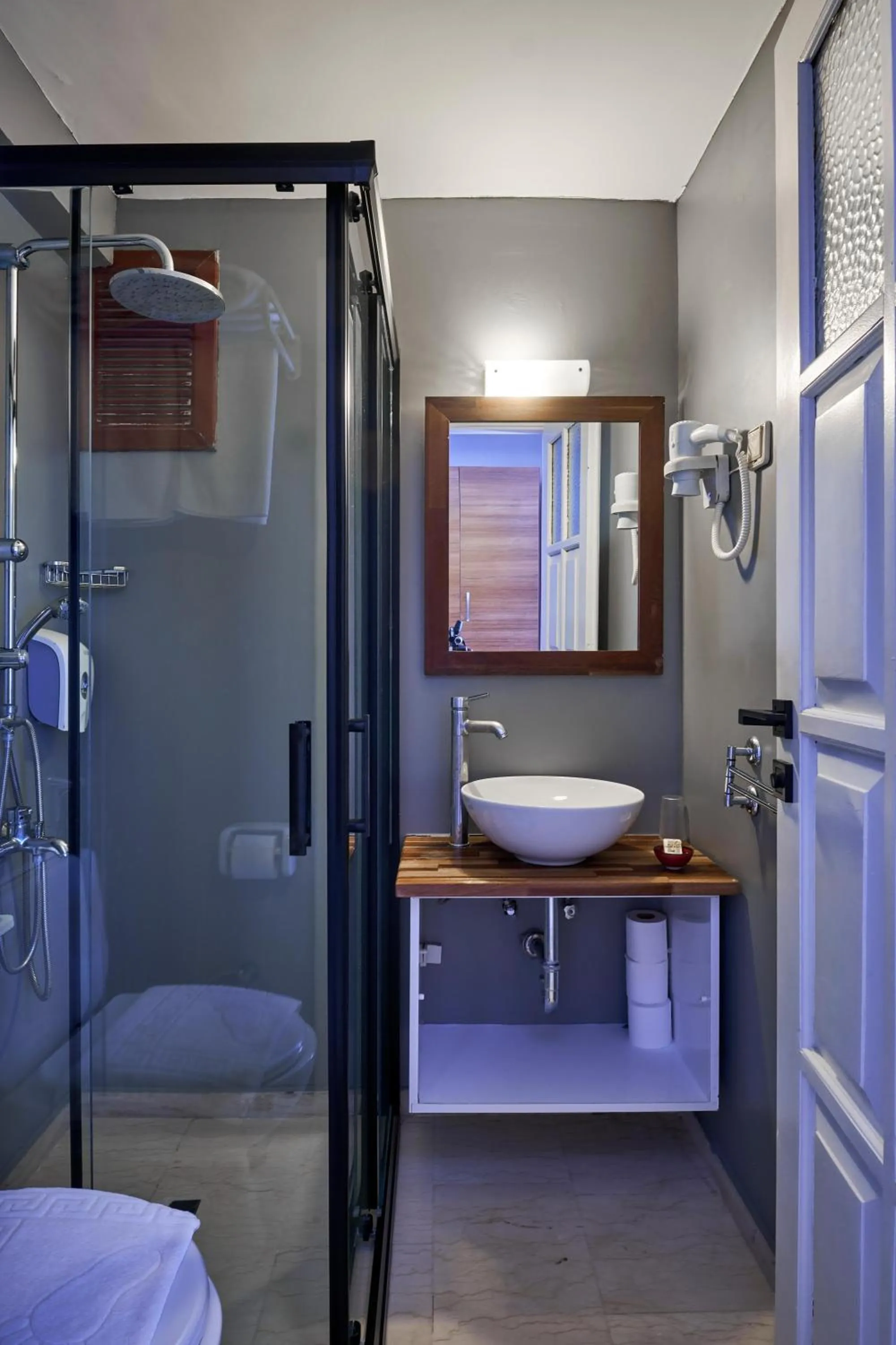 Bathroom, Bed in Aqua Princess Hotel