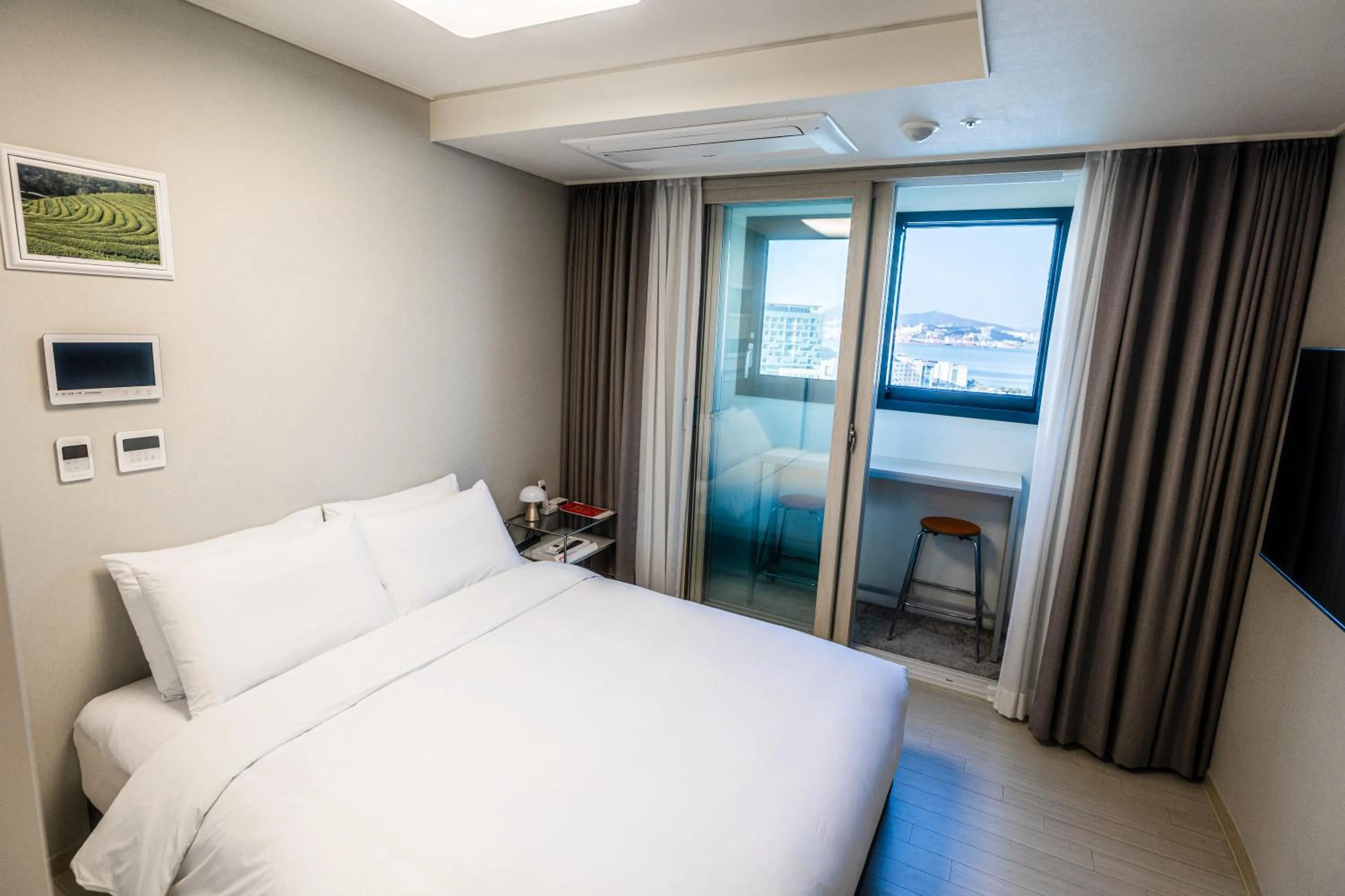 Bedroom in Shiftdoor Residence Hari