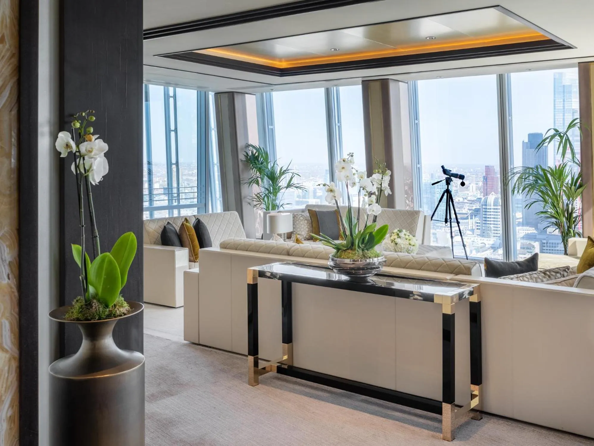 Bedroom in Shangri-La The Shard, London