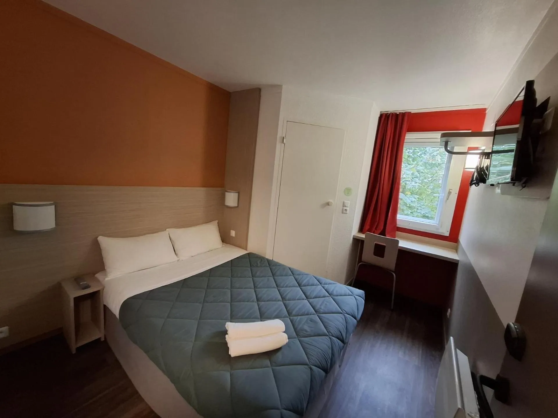 Bedroom, Bed in PREMIERE CLASSE ANGERS SUD Louvre Hotels group