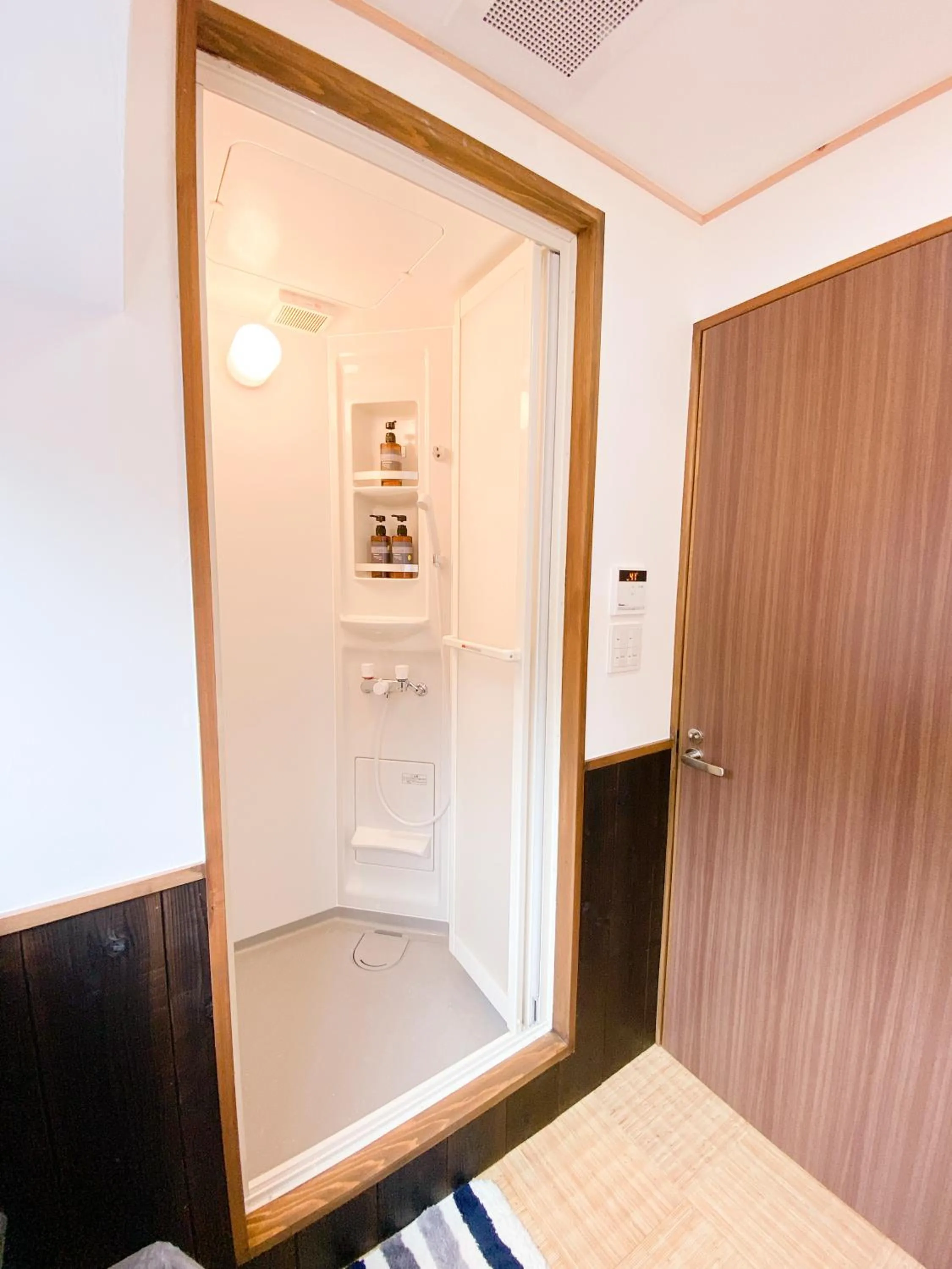 Shower, Bed in Next Chapter - Guesthouse - Kito