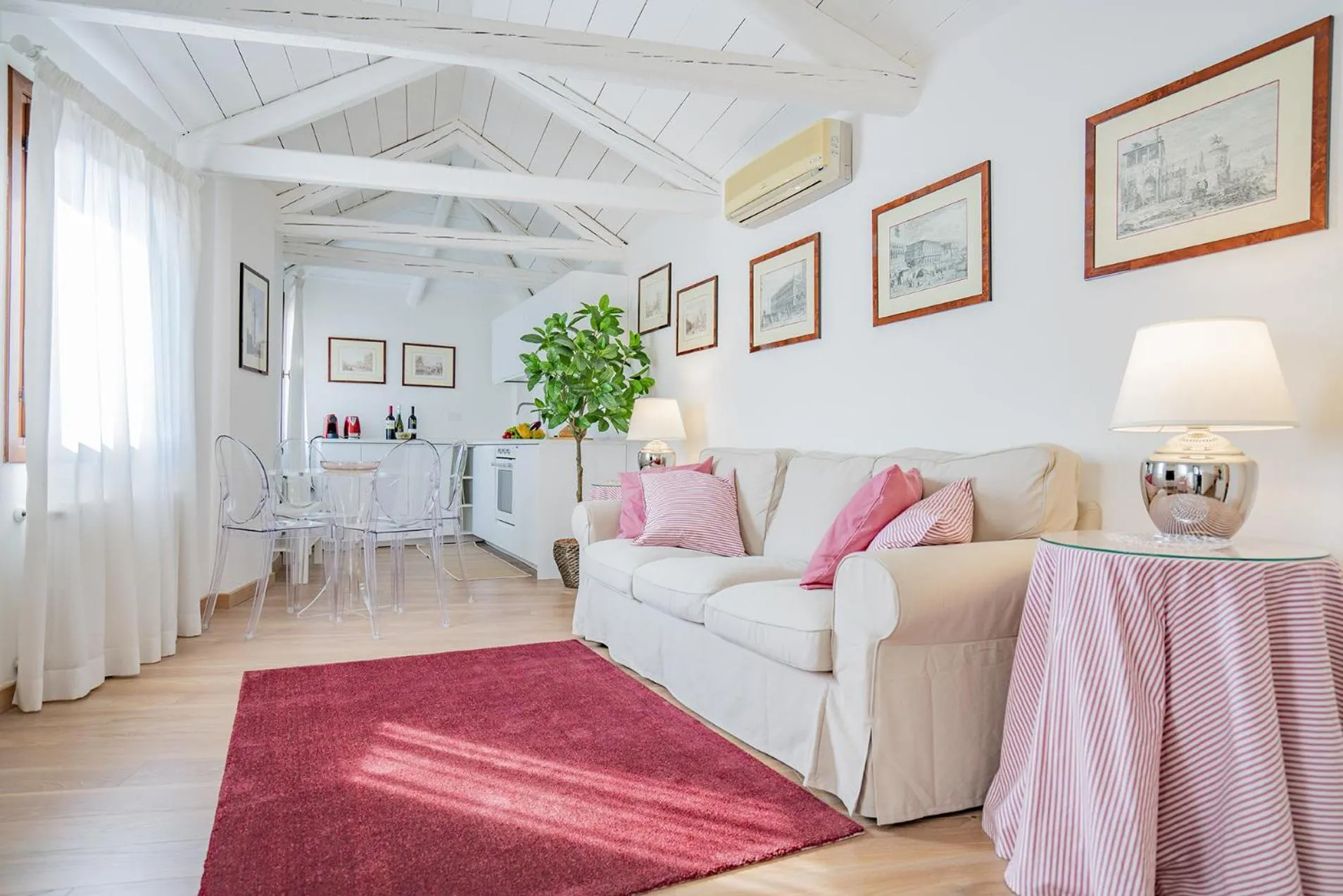Communal lounge/ TV room in Ca' Dei Musicanti 3 Few Steps from Rialto Bridge!