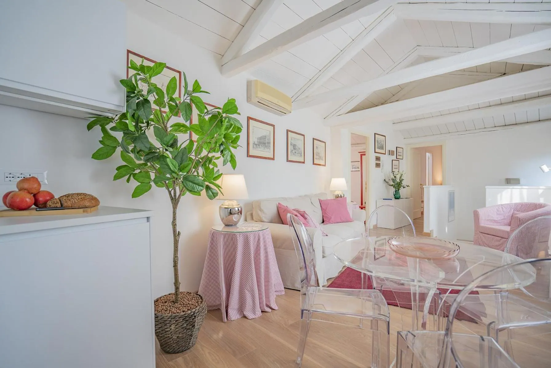 Living room, Bed in Ca' Dei Musicanti 3 Few Steps from Rialto Bridge!