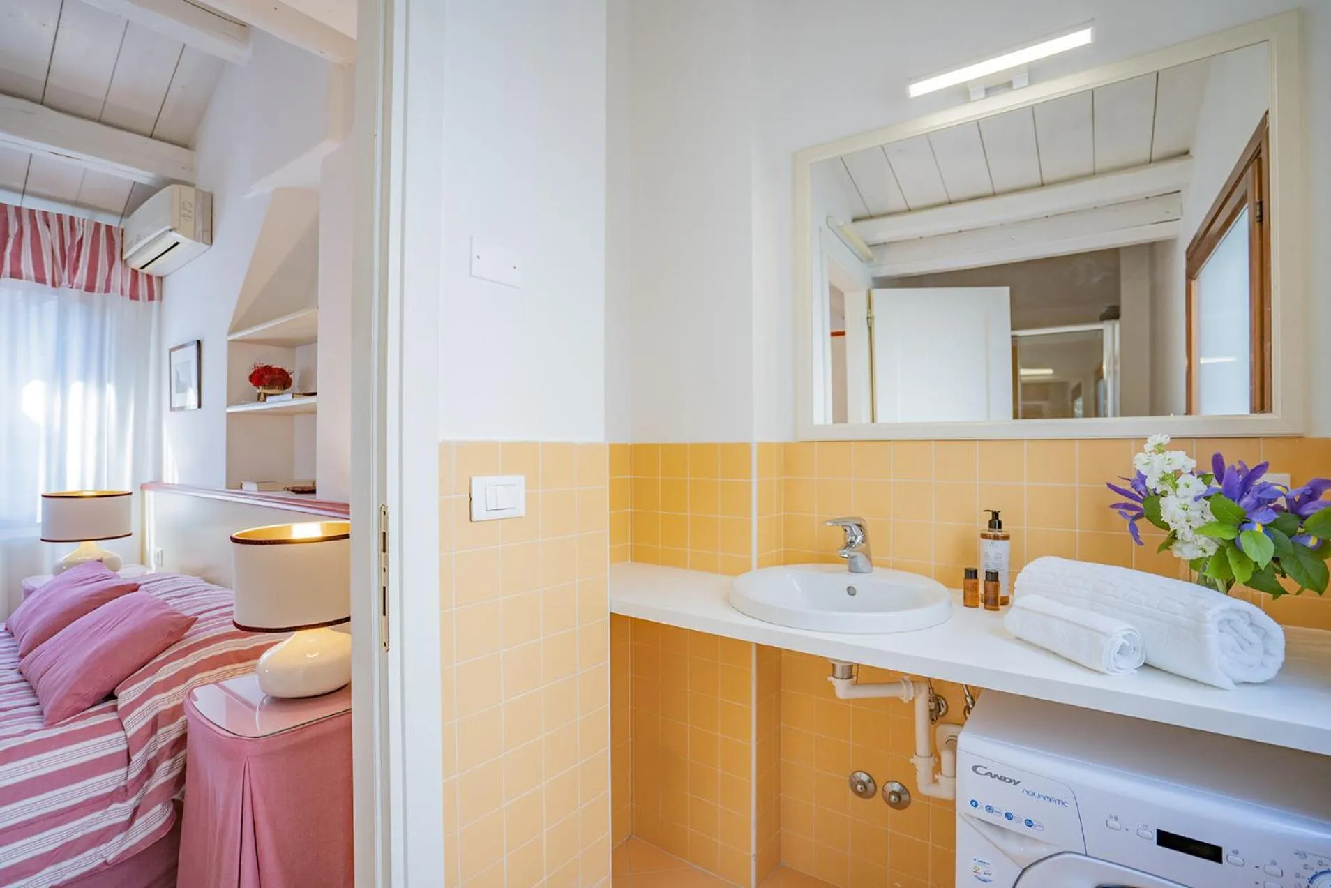 Bathroom in Ca' Dei Musicanti 3 Few Steps from Rialto Bridge!