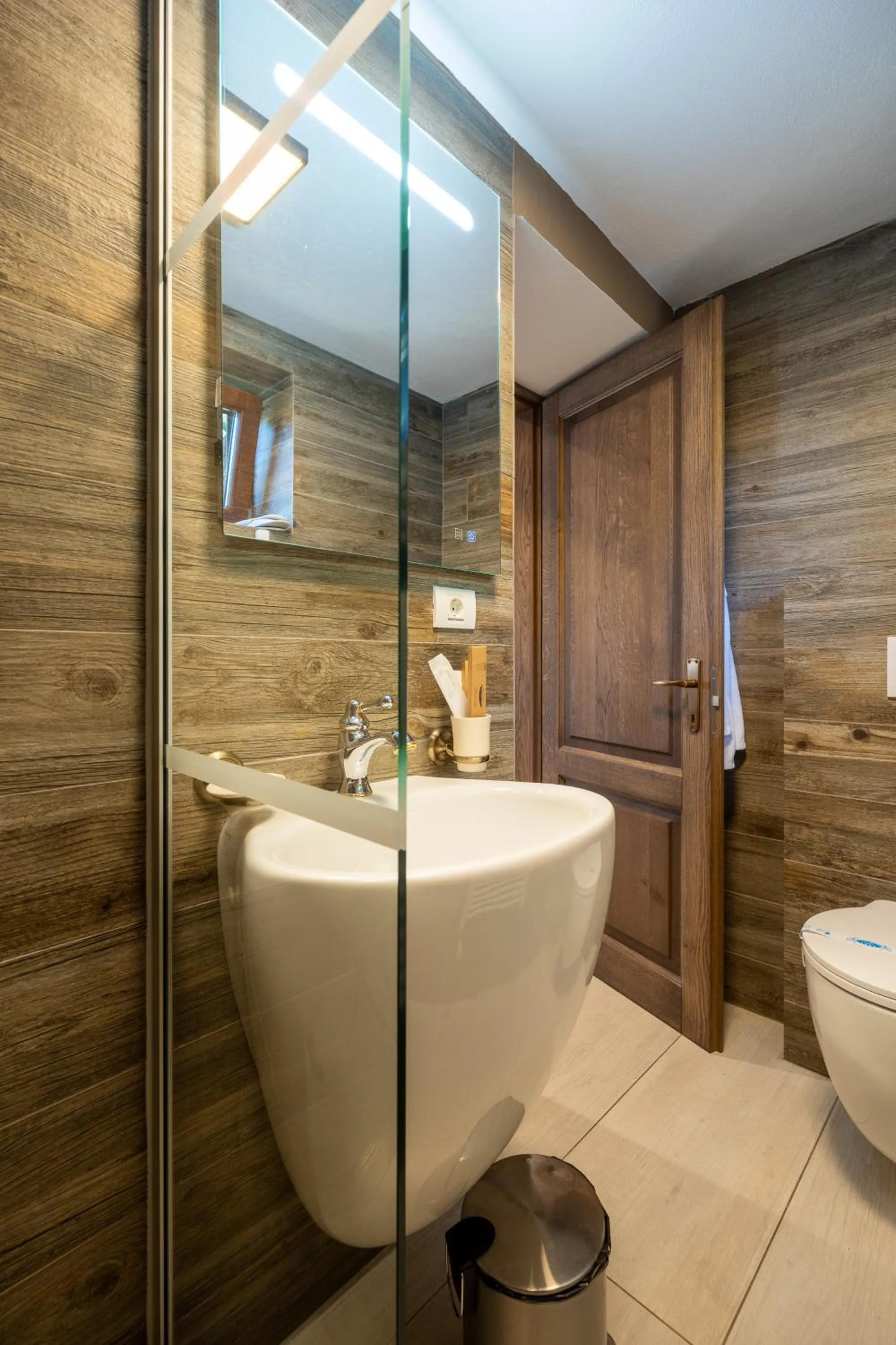 Shower in Pensiunea Casa Cranta